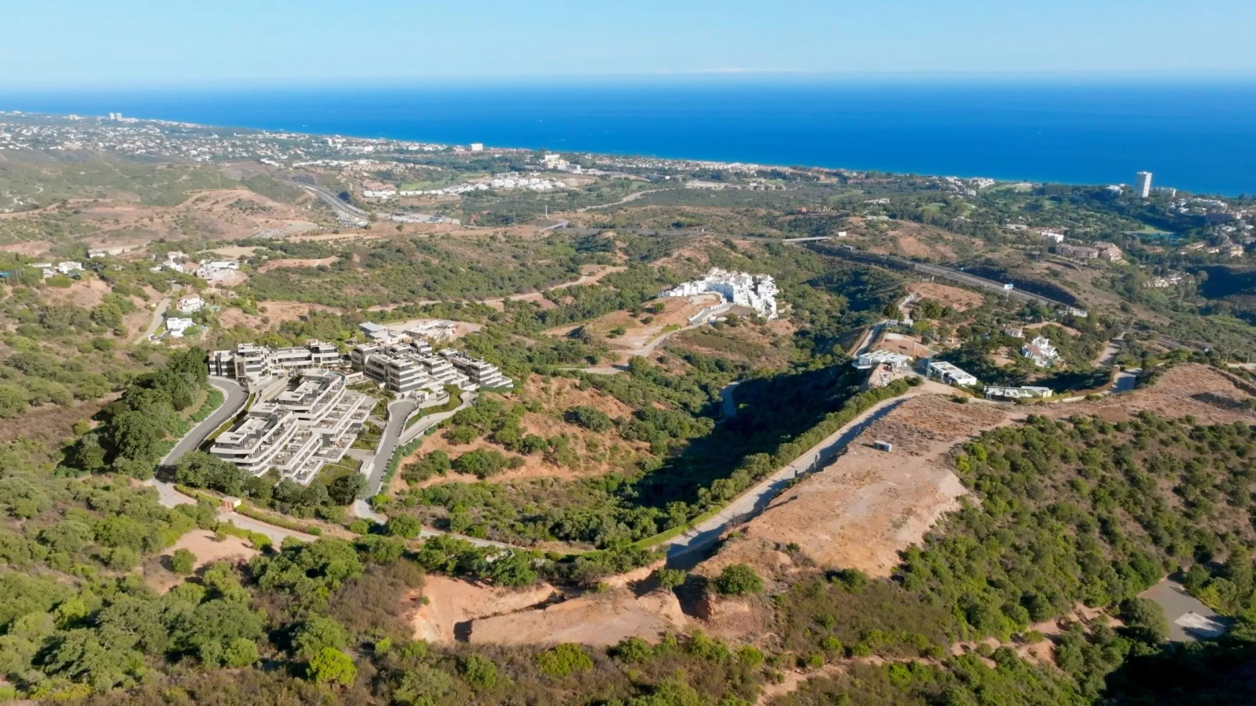 NEW BUILD RESIDENTIAL COMPLEX NEAR MARBELLA& & New Build unique residential complex of 39 apartments and duplexes with 2, 3 and 4 bedrooms located in Marbella, in a privileged area of Altos de Los Monteros.& & Nature, dreamlike views, tranquil