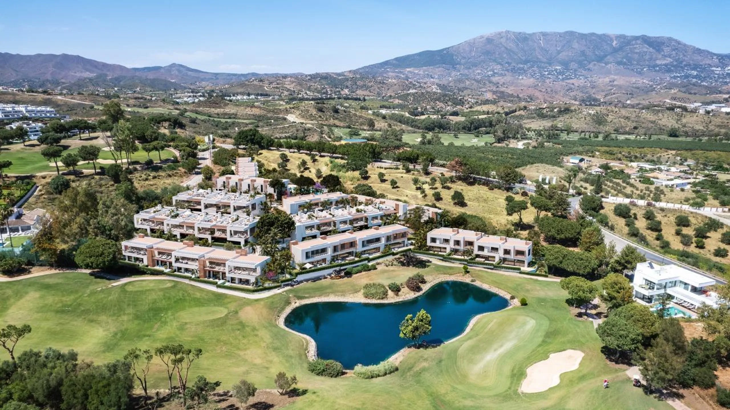 NEW BUILD TOWNOUSES NEAR MIJAS ON THE GOLF RESORT& & Luxury New Build residential of 58 incredible 2 and 3 bedroom townhouses to be built to the highest specification overlooking the renowned La Cala Resort Golf course. Reaching the pinnacle of cont