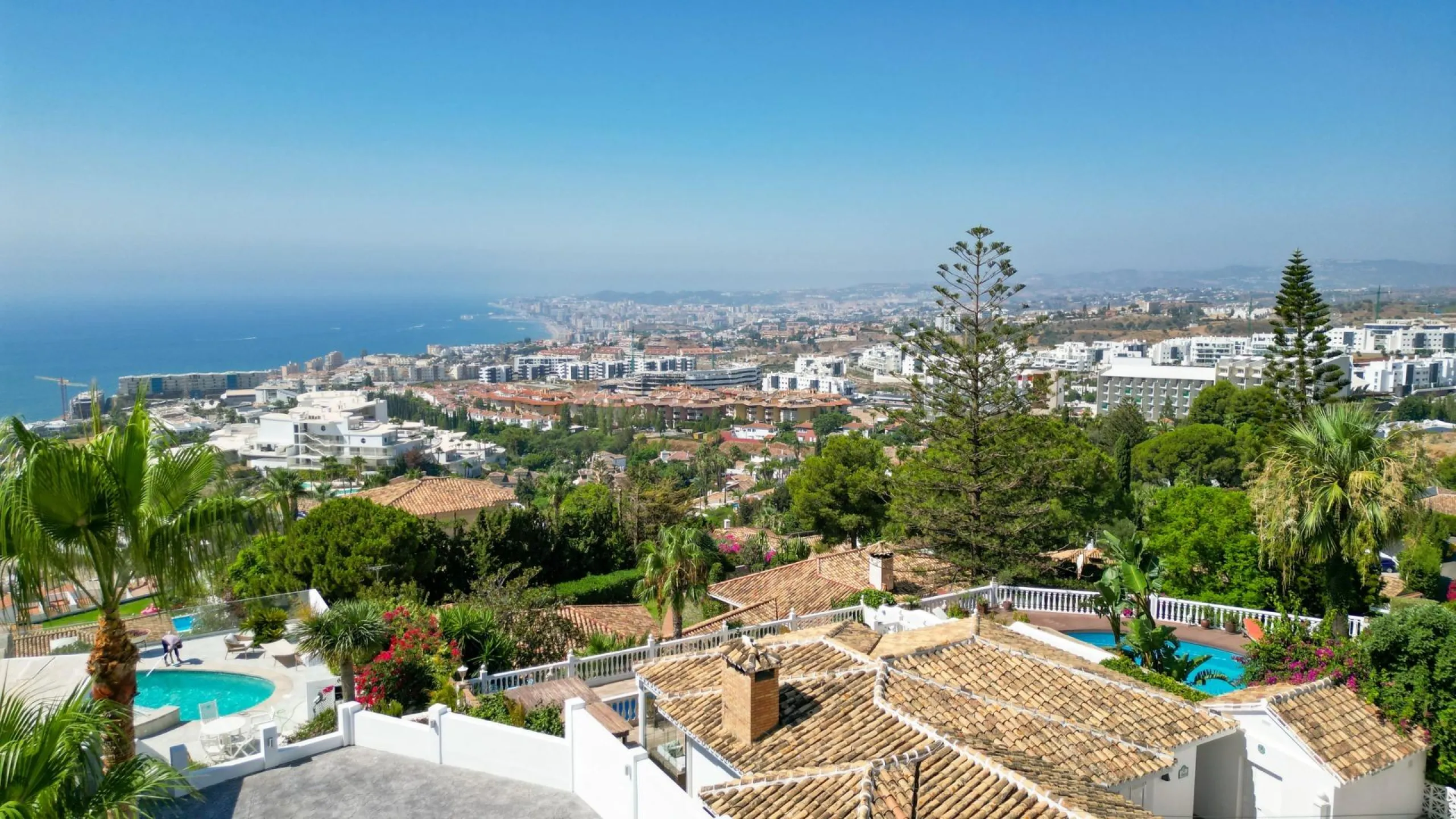 NEW BUILD VILLAS IN BENALMADENA & & Located in the prestigious La Capellanía area, this exclusive collection of seven Luxurious New Build villas offers unparalleled views of the Mediterranean Sea, majestic mountains, and the scenic landscapes of Mij