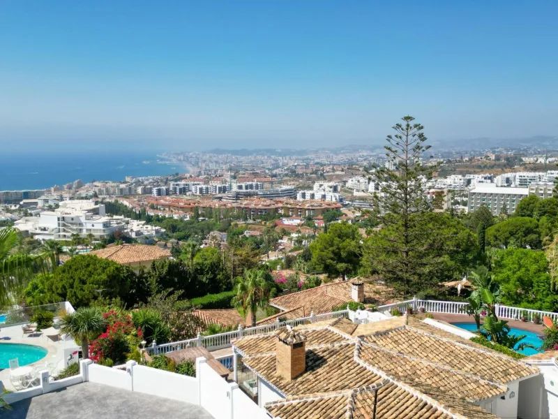 NEW BUILD VILLAS IN BENALMADENA & & Located in the prestigious La Capellanía area, this exclusive collection of seven Luxurious New Build villas offers unparalleled views of the Mediterranean Sea, majestic mountains, and the scenic landscapes of Mij