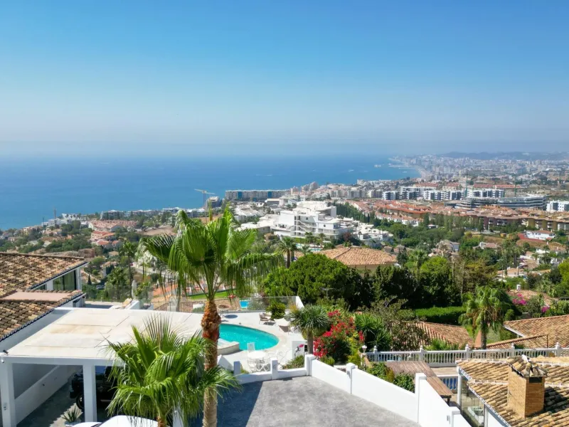 NEW BUILD VILLAS IN BENALMADENA & & Located in the prestigious La Capellanía area, this exclusive collection of seven Luxurious New Build villas offers unparalleled views of the Mediterranean Sea, majestic mountains, and the scenic landscapes of Mij