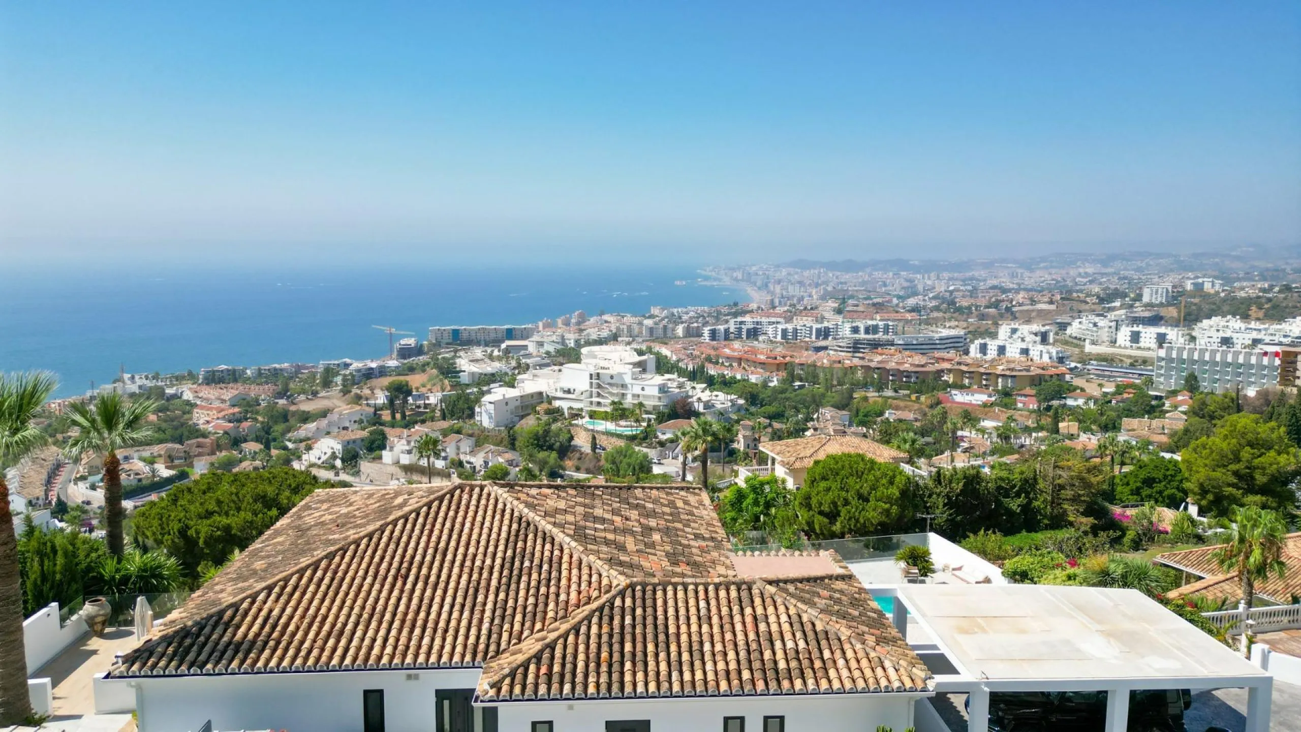 NEW BUILD VILLAS IN BENALMADENA & & Located in the prestigious La Capellanía area, this exclusive collection of seven Luxurious New Build villas offers unparalleled views of the Mediterranean Sea, majestic mountains, and the scenic landscapes of Mij