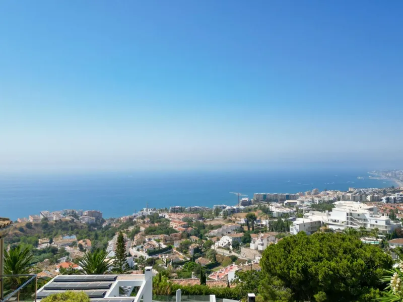 NEW BUILD VILLAS IN BENALMADENA & & Located in the prestigious La Capellanía area, this exclusive collection of seven Luxurious New Build villas offers unparalleled views of the Mediterranean Sea, majestic mountains, and the scenic landscapes of Mij