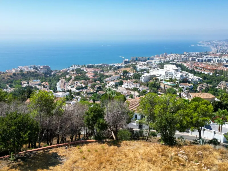 NEW BUILD VILLAS IN BENALMADENA & & Located in the prestigious La Capellanía area, this exclusive collection of seven Luxurious New Build villas offers unparalleled views of the Mediterranean Sea, majestic mountains, and the scenic landscapes of Mij