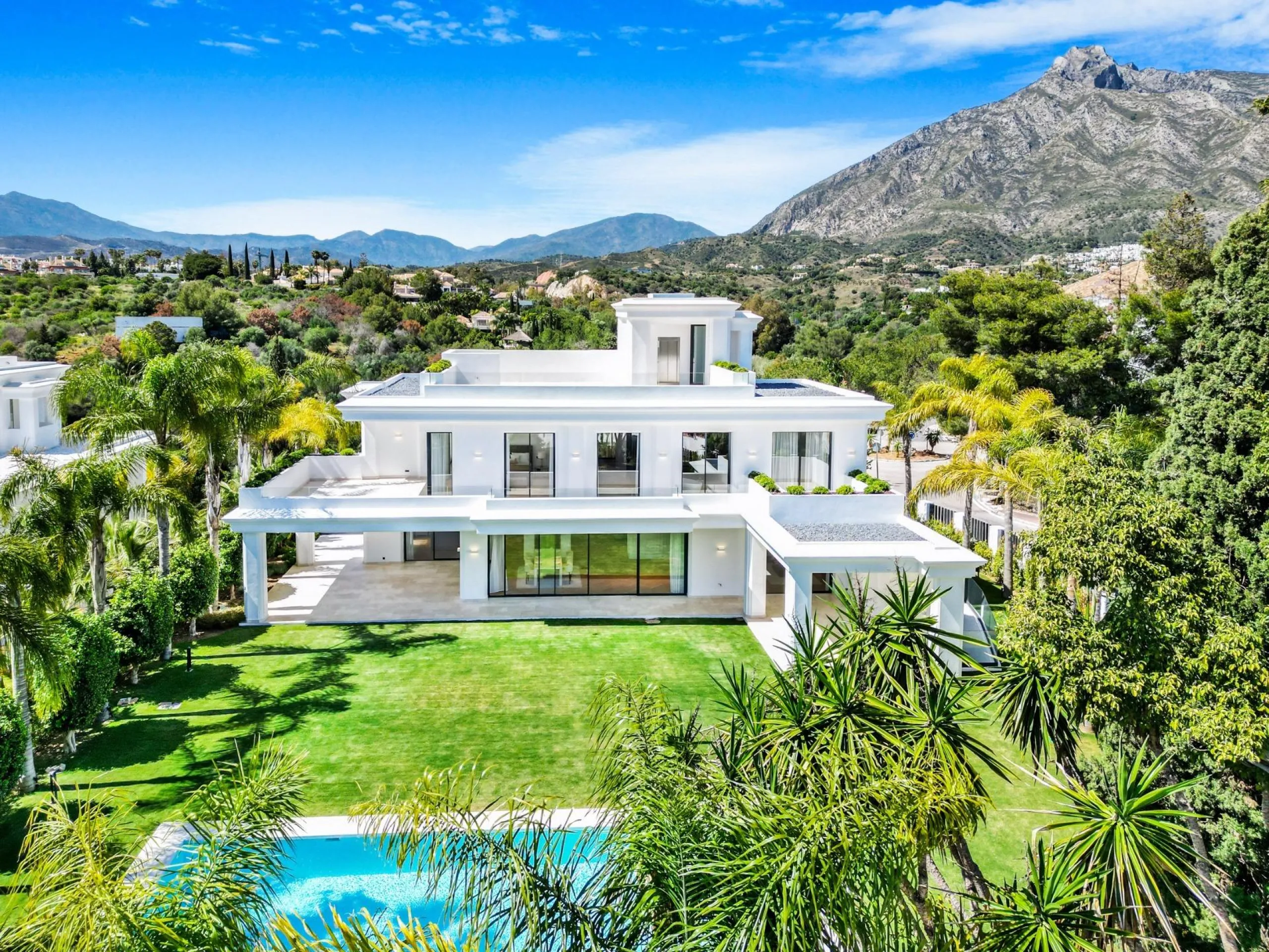 New Luxury Villas with Sea Views in Lomas de Marbella Club
