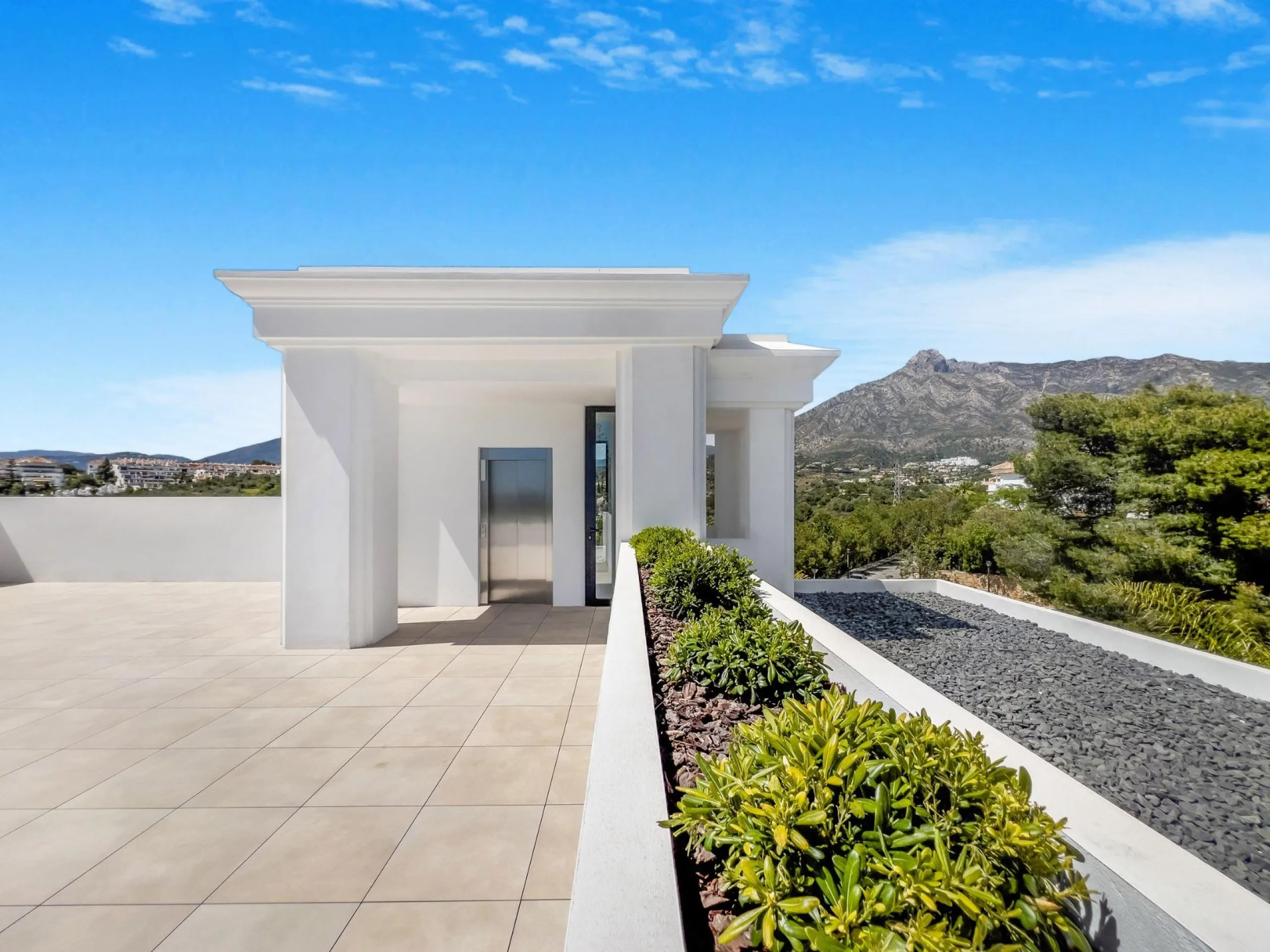 New Luxury Villas with Sea Views in Lomas de Marbella Club