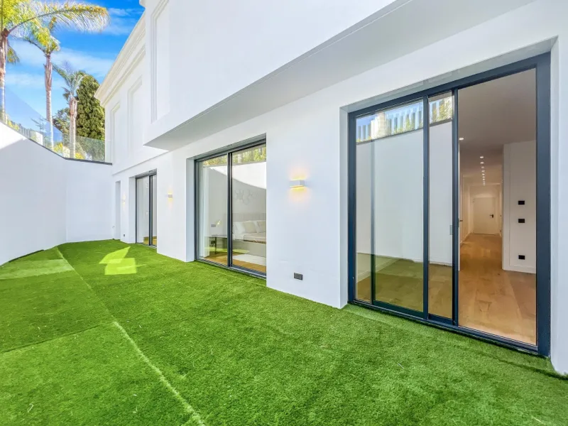 New Luxury Villas with Sea Views in Lomas de Marbella Club