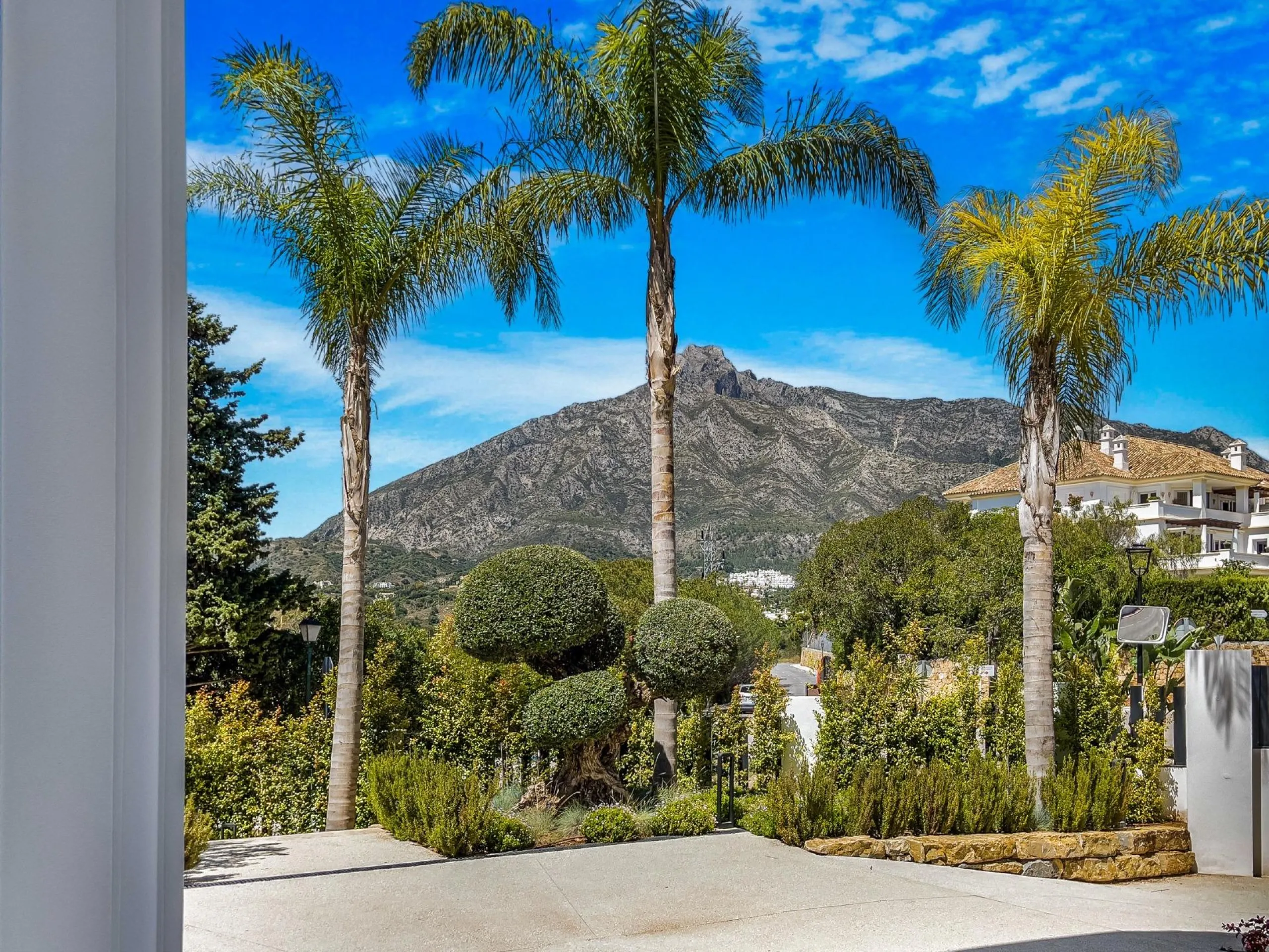 New Luxury Villas with Sea Views in Lomas de Marbella Club