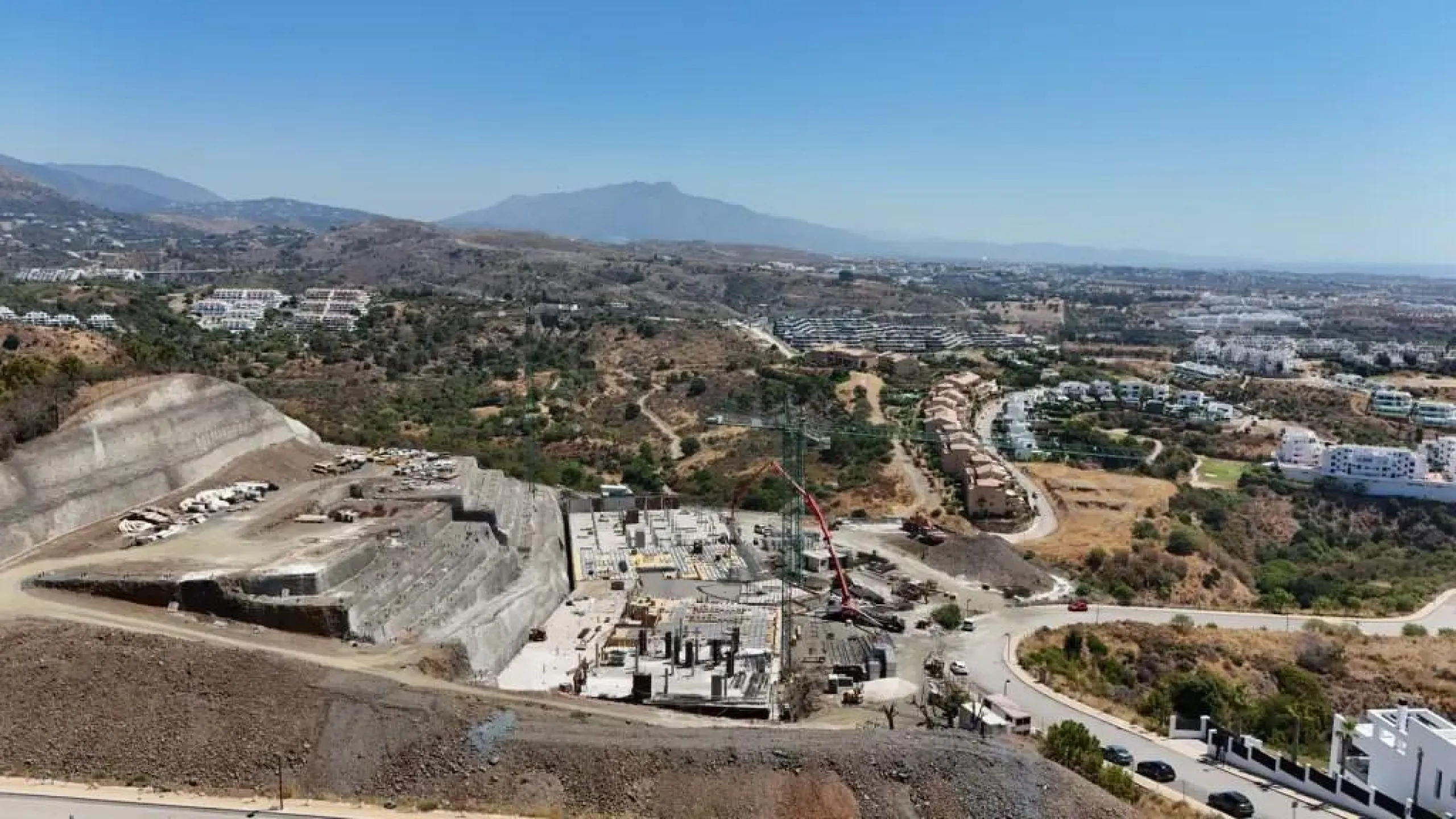 NEW BUILD RESIDENTIAL COMPLEX NEAR ESTEPONA& & New Build exclusive luxury development located in the coveted New Golden Mile, Estepona. This impressive complex offers apartments with 3, 4, and 5 bedrooms, with sizes ranging from 200 to 300 m2, desig