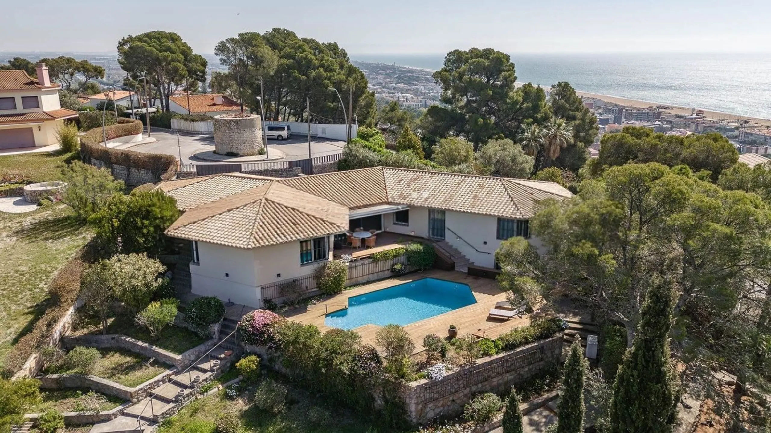 Villa elegante y privada con vistas al mar en entorno exclusivo en Castelldefels