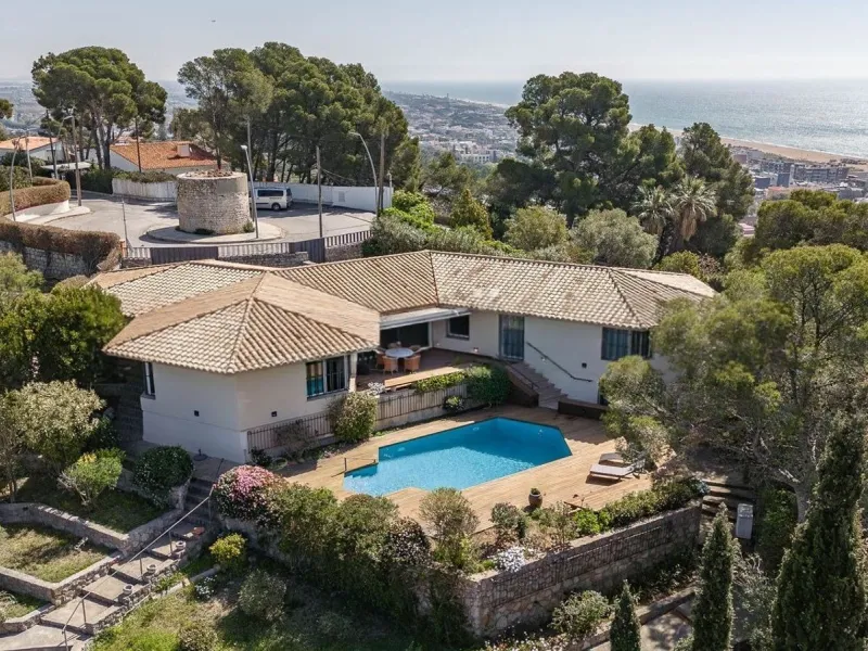Villa elegante y privada con vistas al mar en entorno exclusivo en Castelldefels