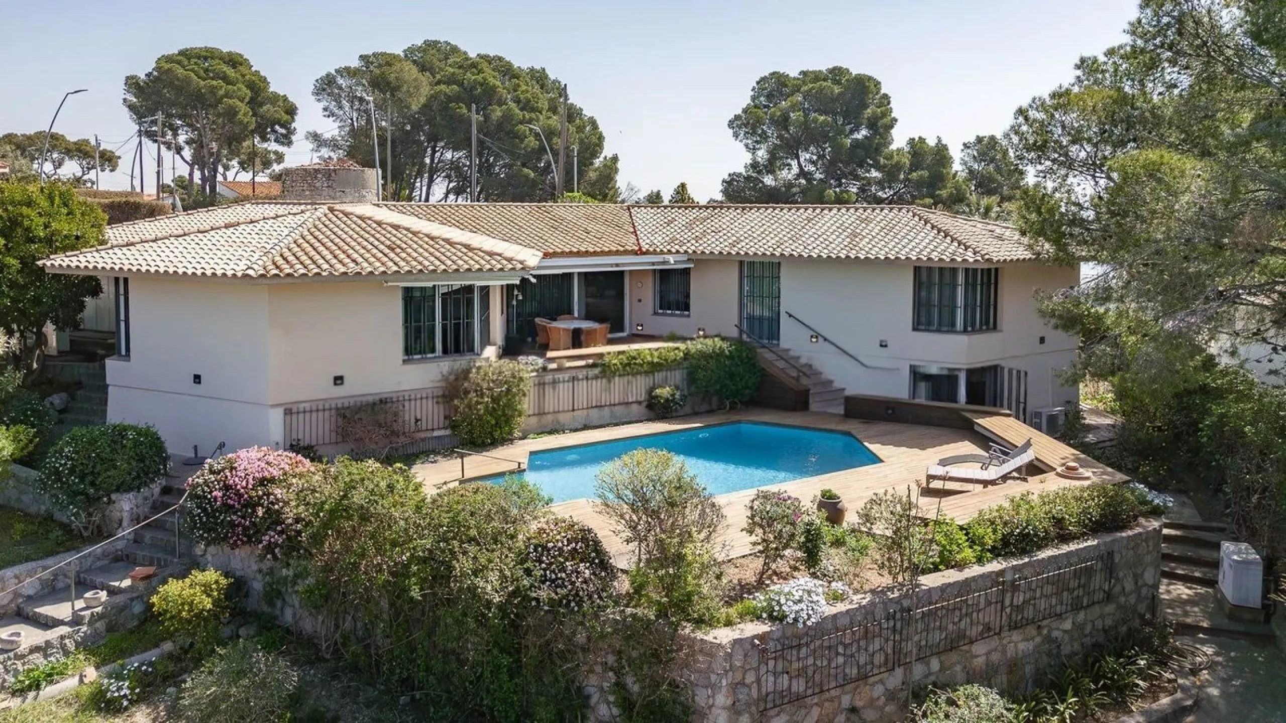 Villa elegante y privada con vistas al mar en entorno exclusivo en Castelldefels