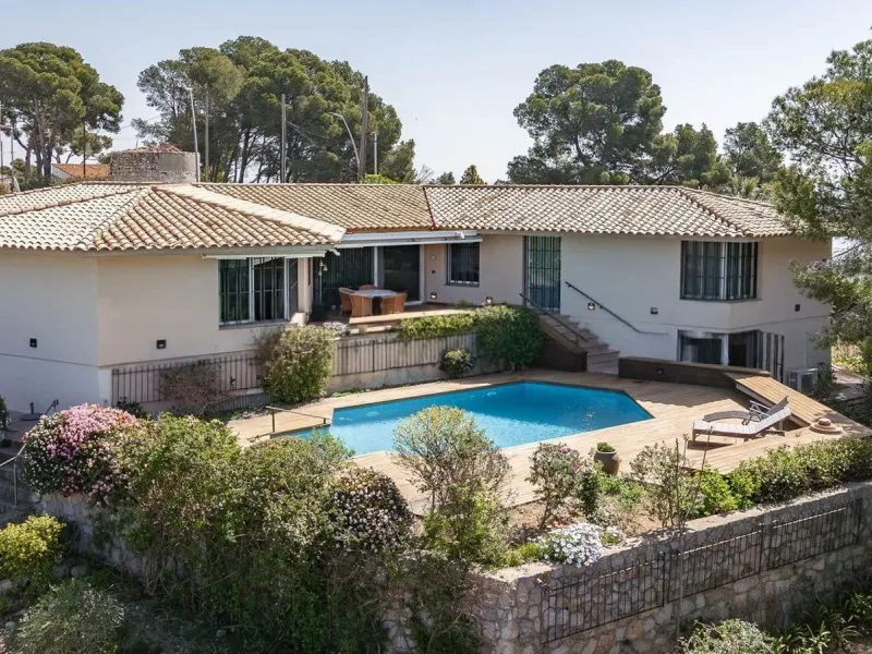 Villa elegante y privada con vistas al mar en entorno exclusivo en Castelldefels