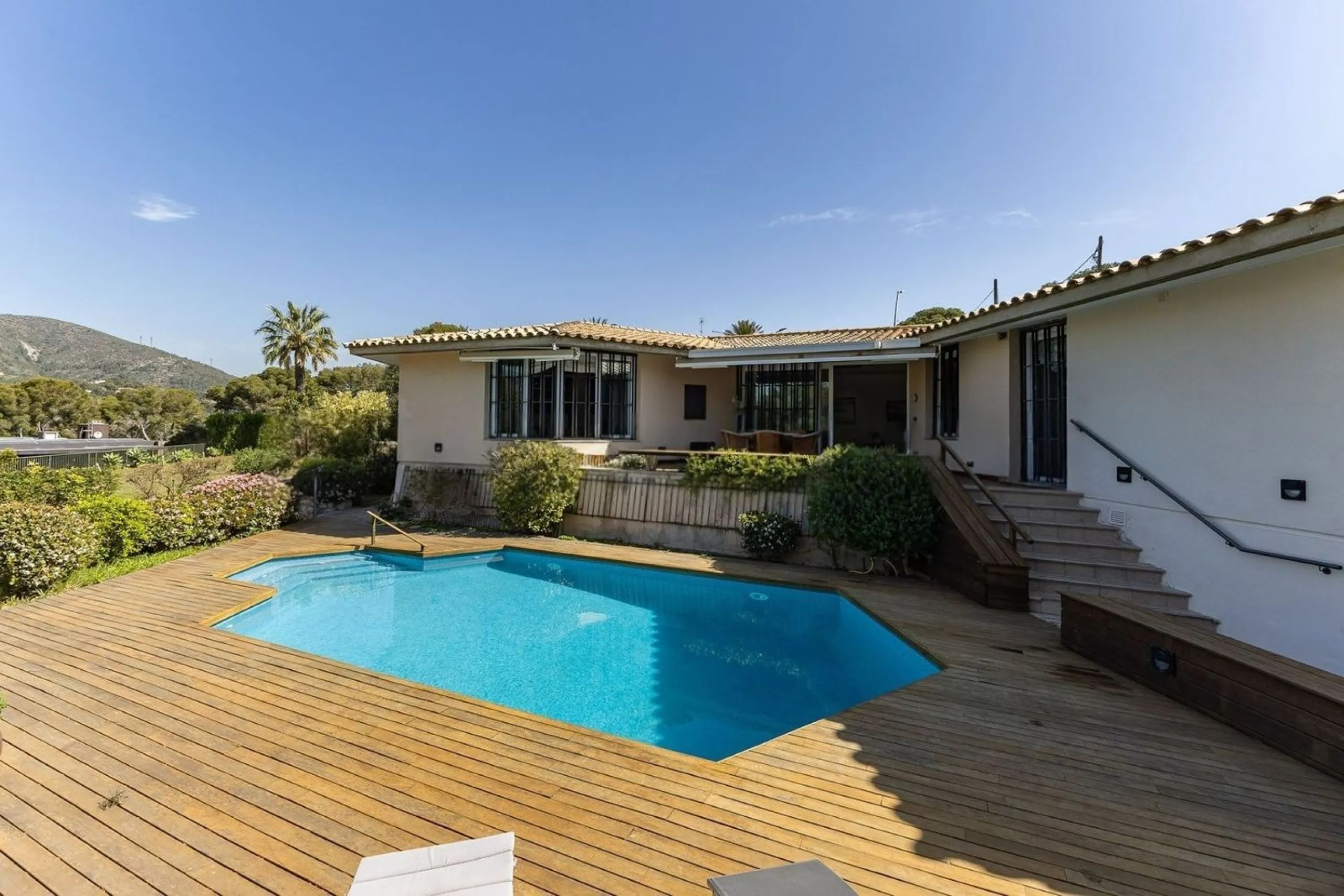 Villa elegante y privada con vistas al mar en entorno exclusivo en Castelldefels