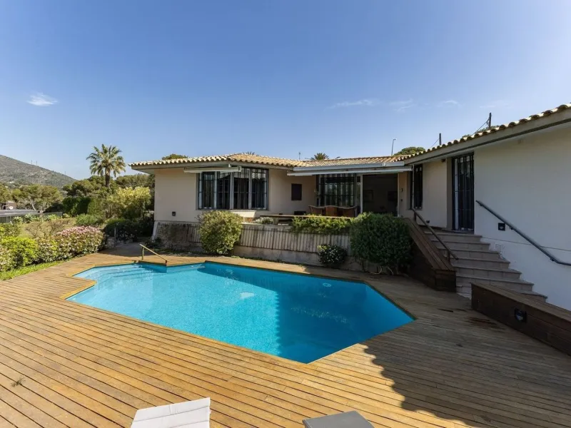 Villa elegante y privada con vistas al mar en entorno exclusivo en Castelldefels