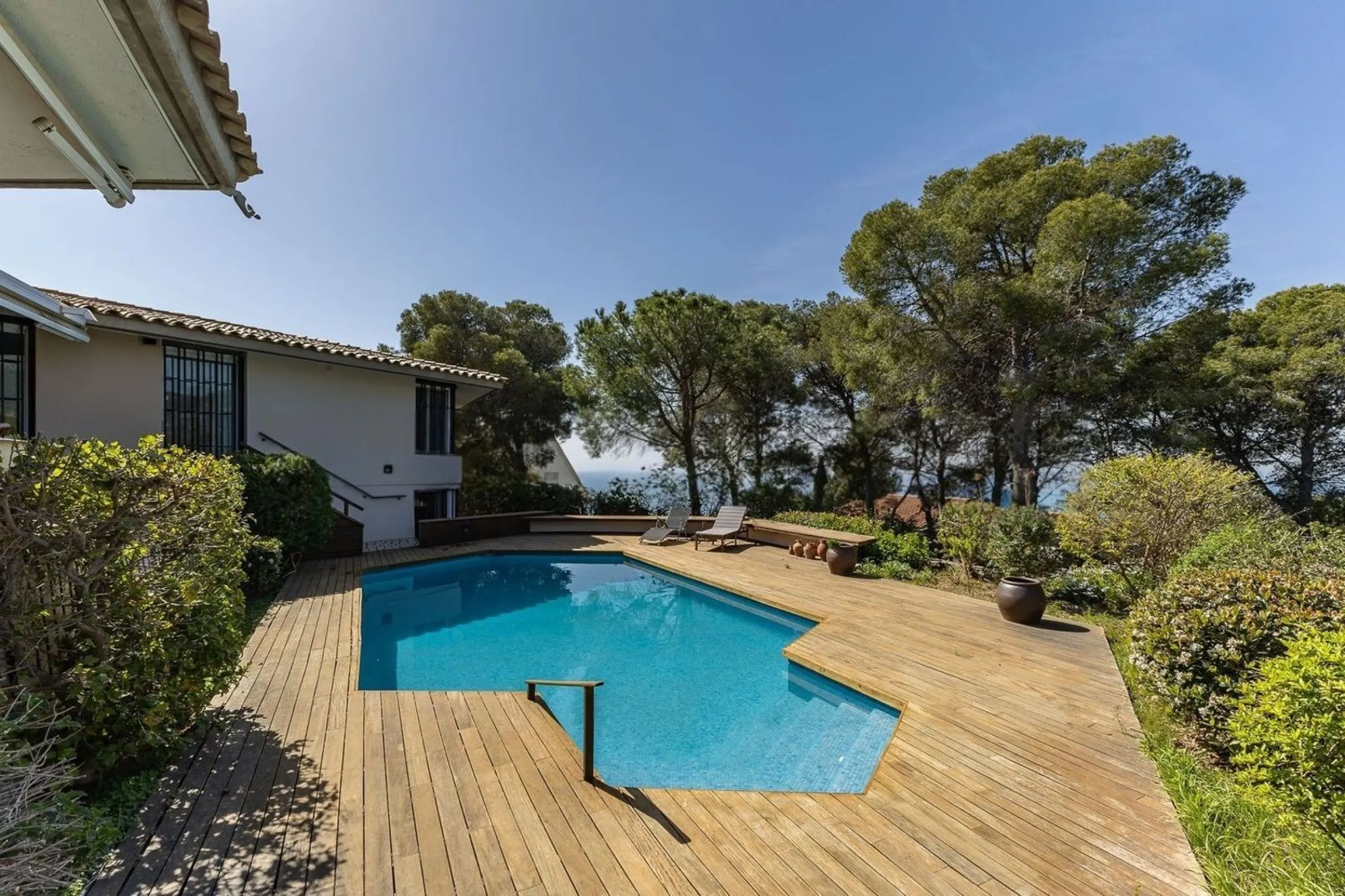Villa elegante y privada con vistas al mar en entorno exclusivo en Castelldefels