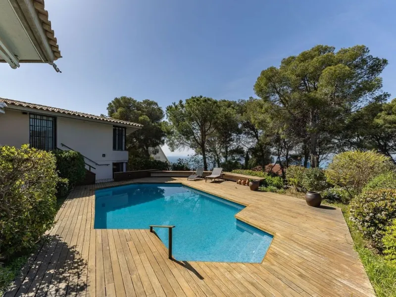 Villa elegante y privada con vistas al mar en entorno exclusivo en Castelldefels