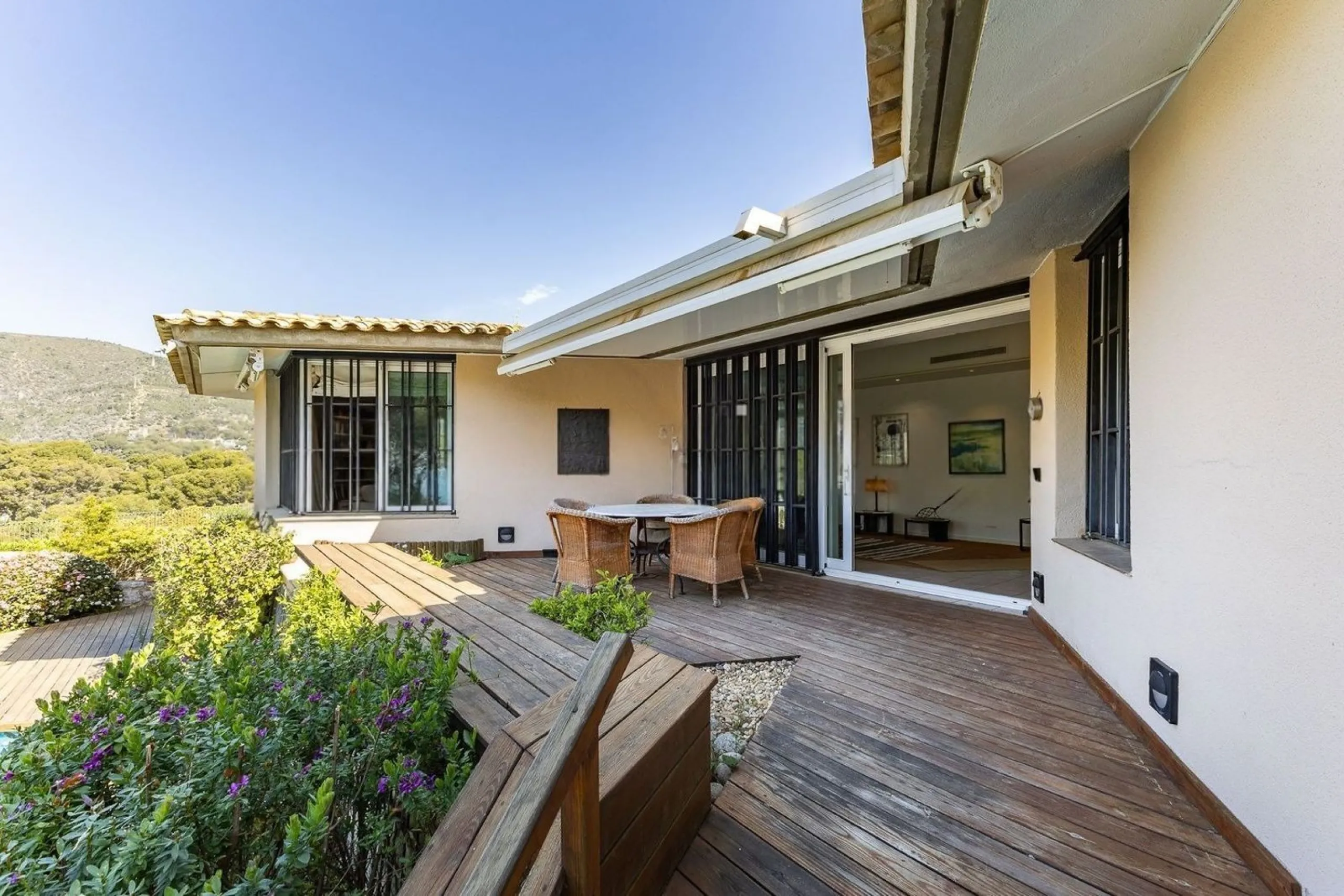 Villa elegante y privada con vistas al mar en entorno exclusivo en Castelldefels