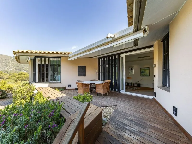 Villa elegante y privada con vistas al mar en entorno exclusivo en Castelldefels