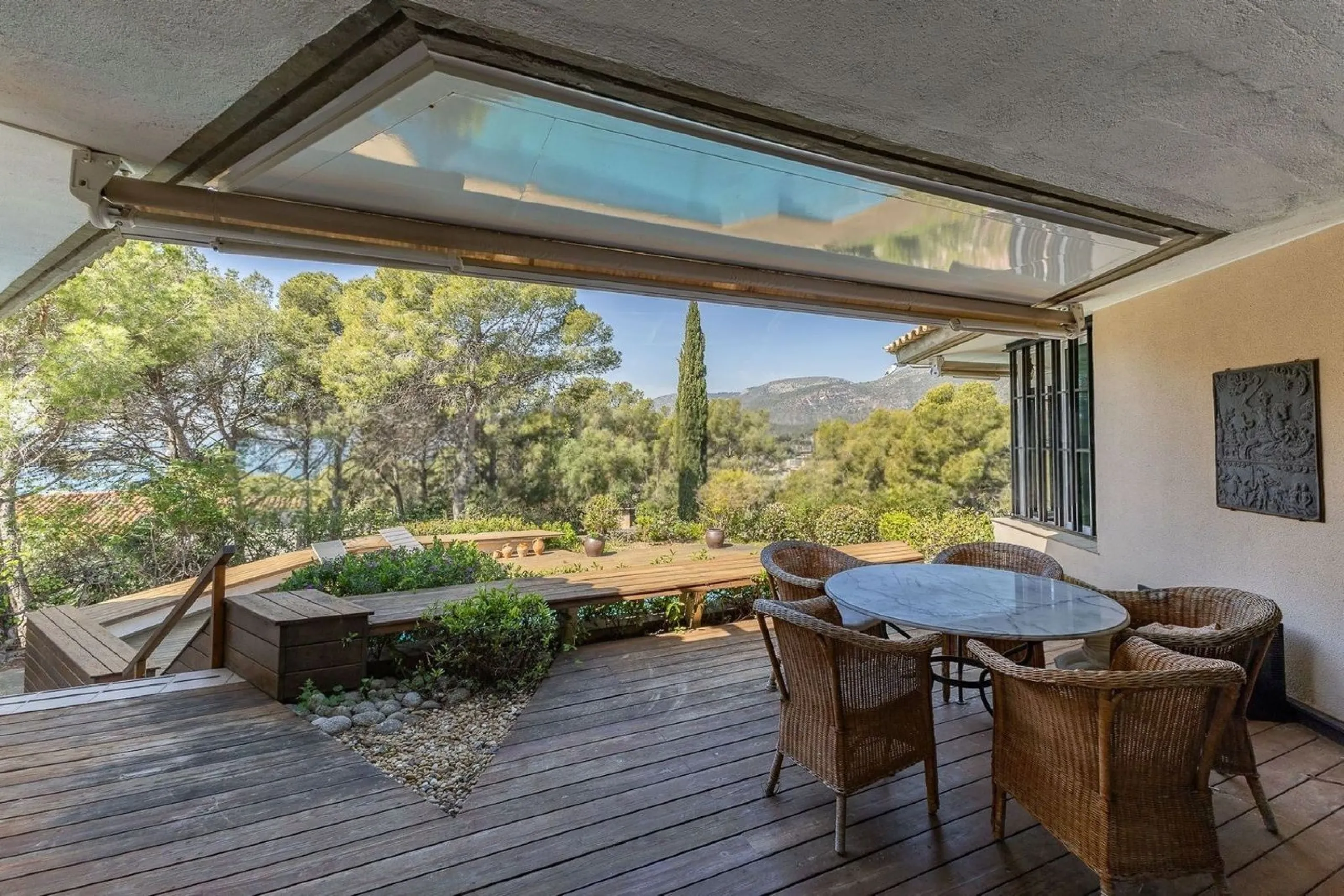 Villa elegante y privada con vistas al mar en entorno exclusivo en Castelldefels