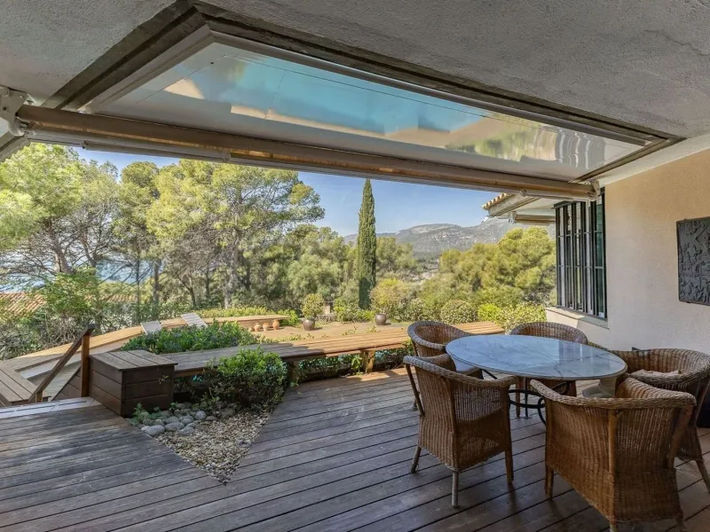 Villa elegante y privada con vistas al mar en entorno exclusivo en Castelldefels