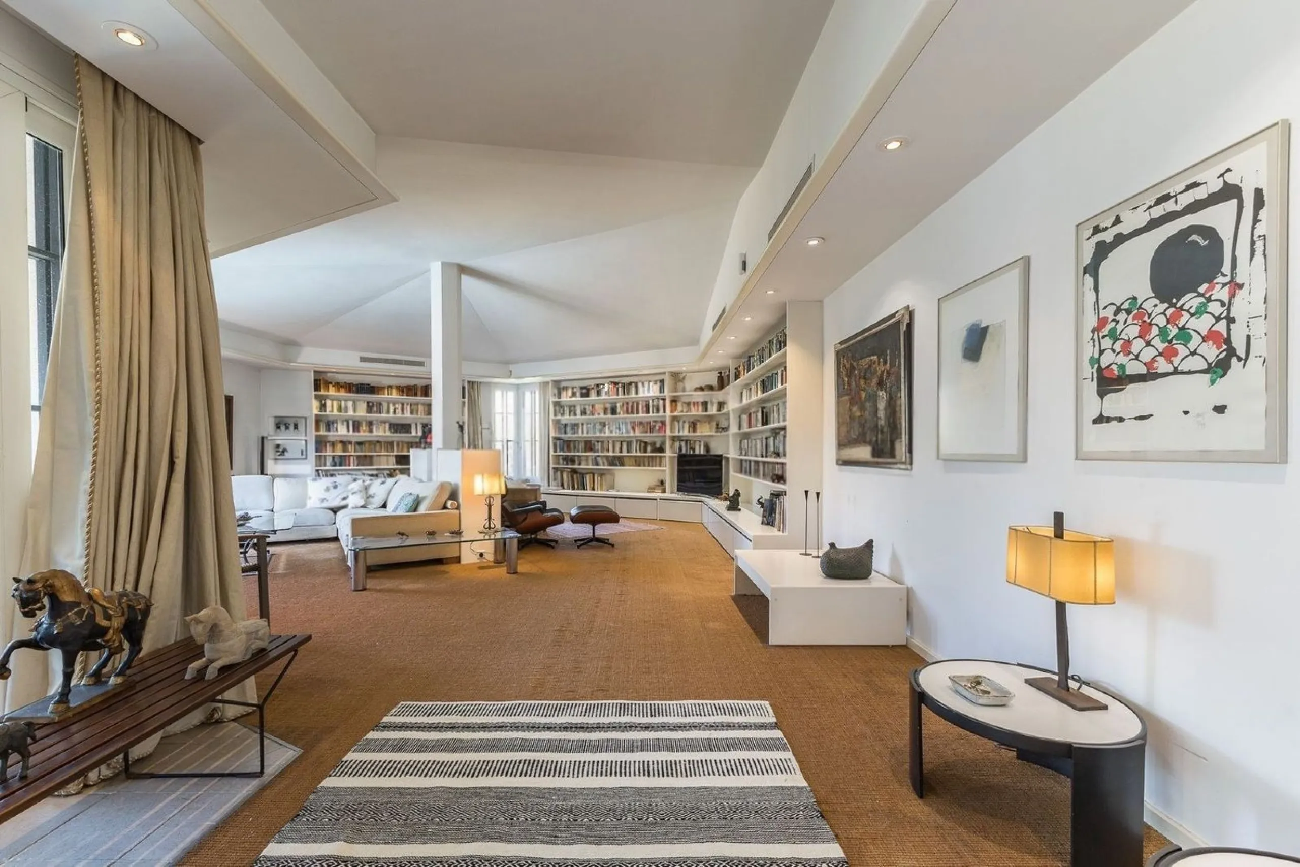 Villa elegante y privada con vistas al mar en entorno exclusivo en Castelldefels