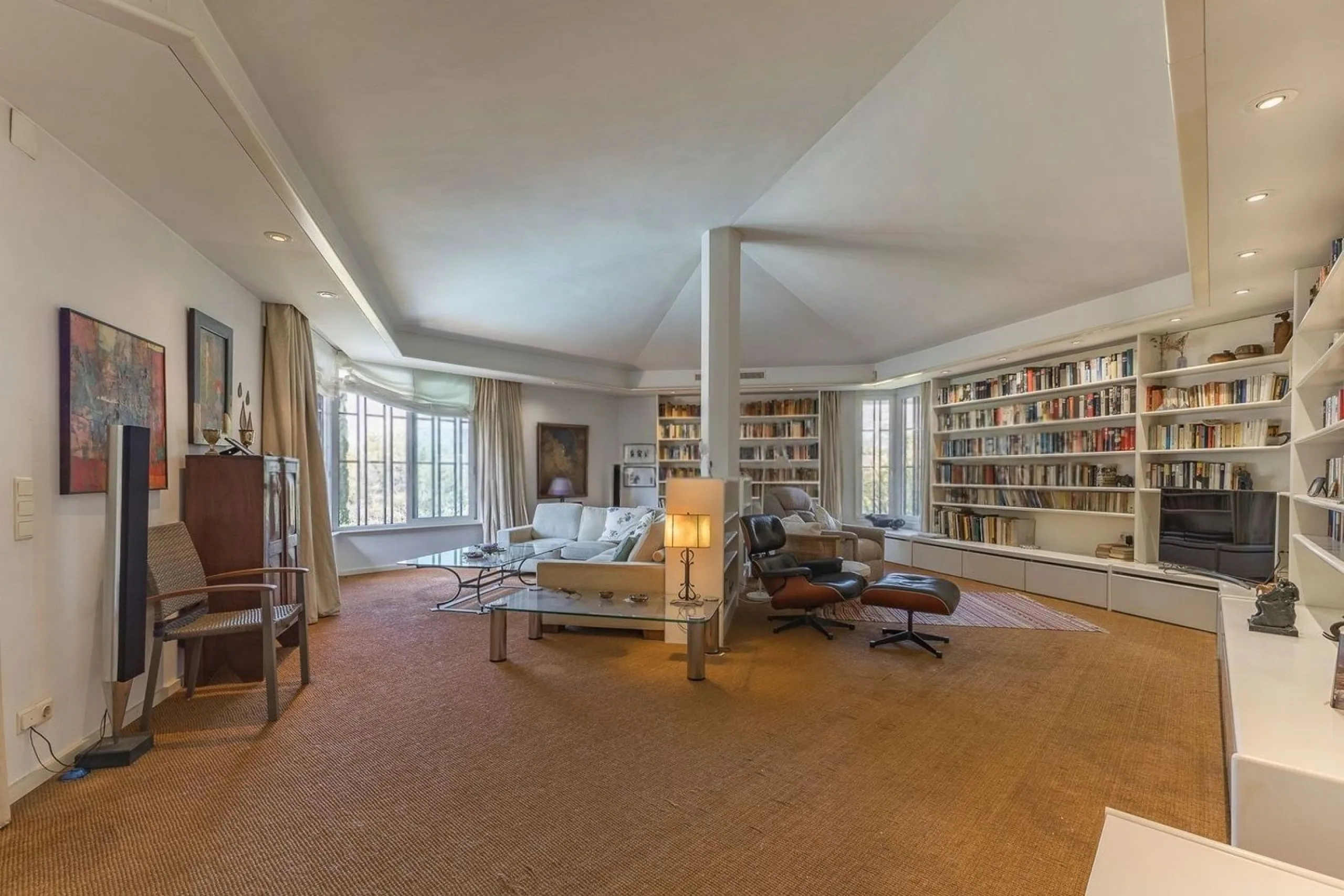 Villa elegante y privada con vistas al mar en entorno exclusivo en Castelldefels
