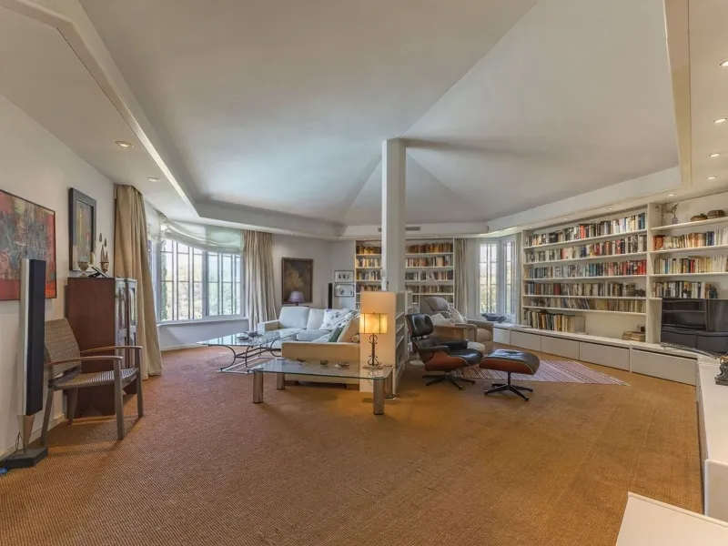 Villa elegante y privada con vistas al mar en entorno exclusivo en Castelldefels