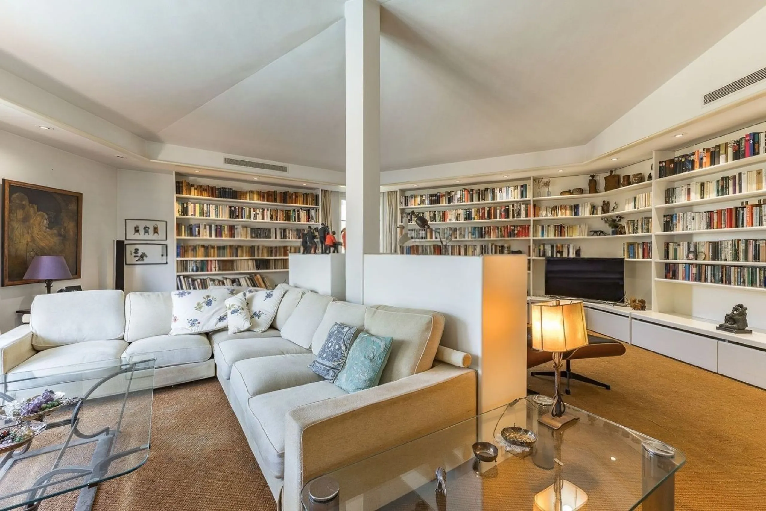 Villa elegante y privada con vistas al mar en entorno exclusivo en Castelldefels
