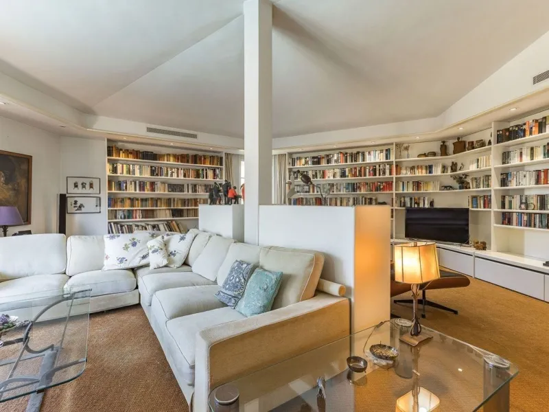 Villa elegante y privada con vistas al mar en entorno exclusivo en Castelldefels