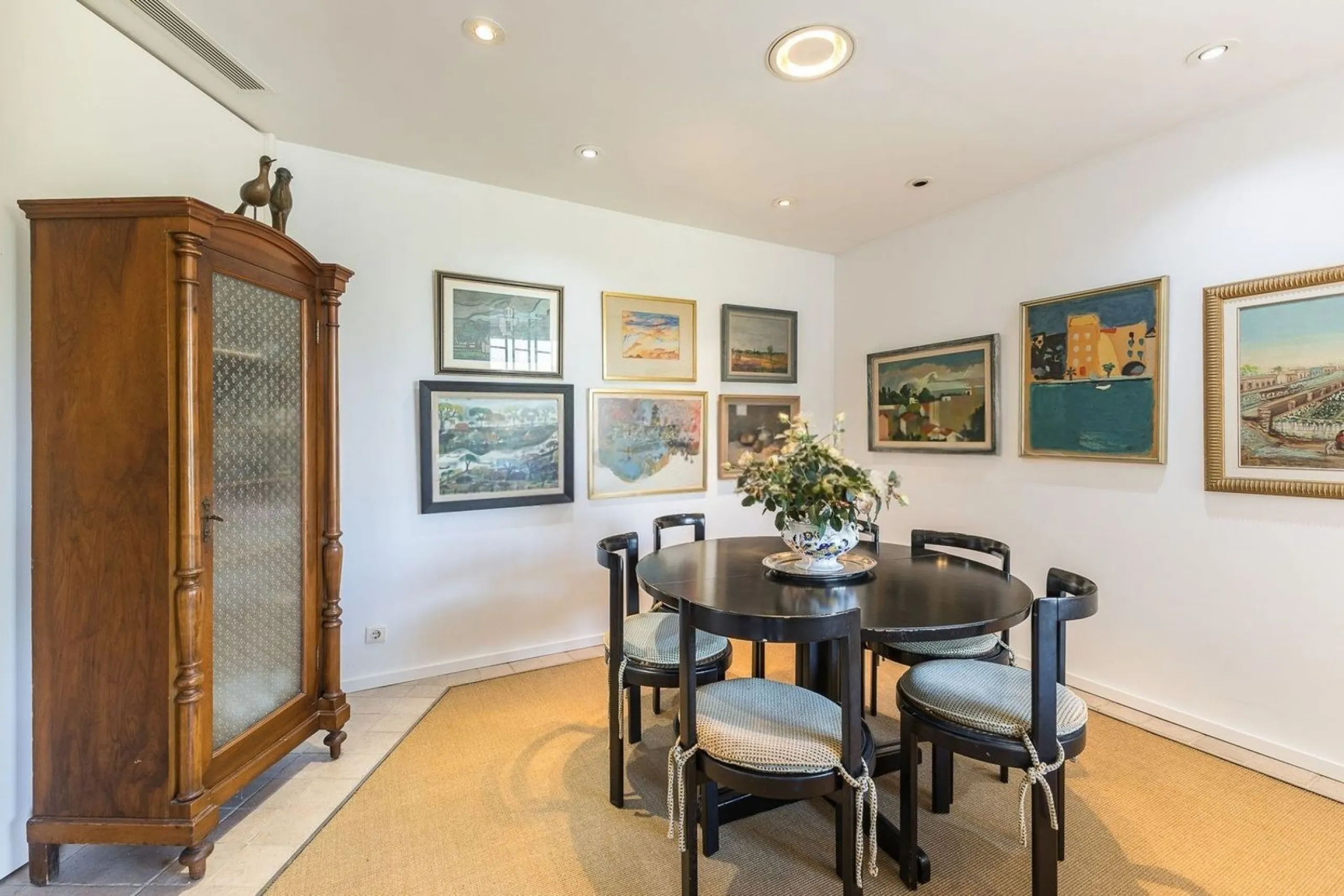 Villa elegante y privada con vistas al mar en entorno exclusivo en Castelldefels
