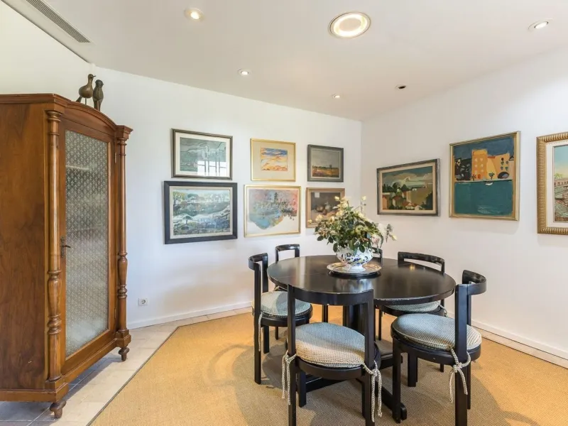 Villa elegante y privada con vistas al mar en entorno exclusivo en Castelldefels