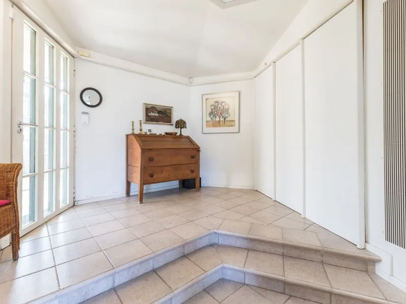 Villa elegante y privada con vistas al mar en entorno exclusivo en Castelldefels