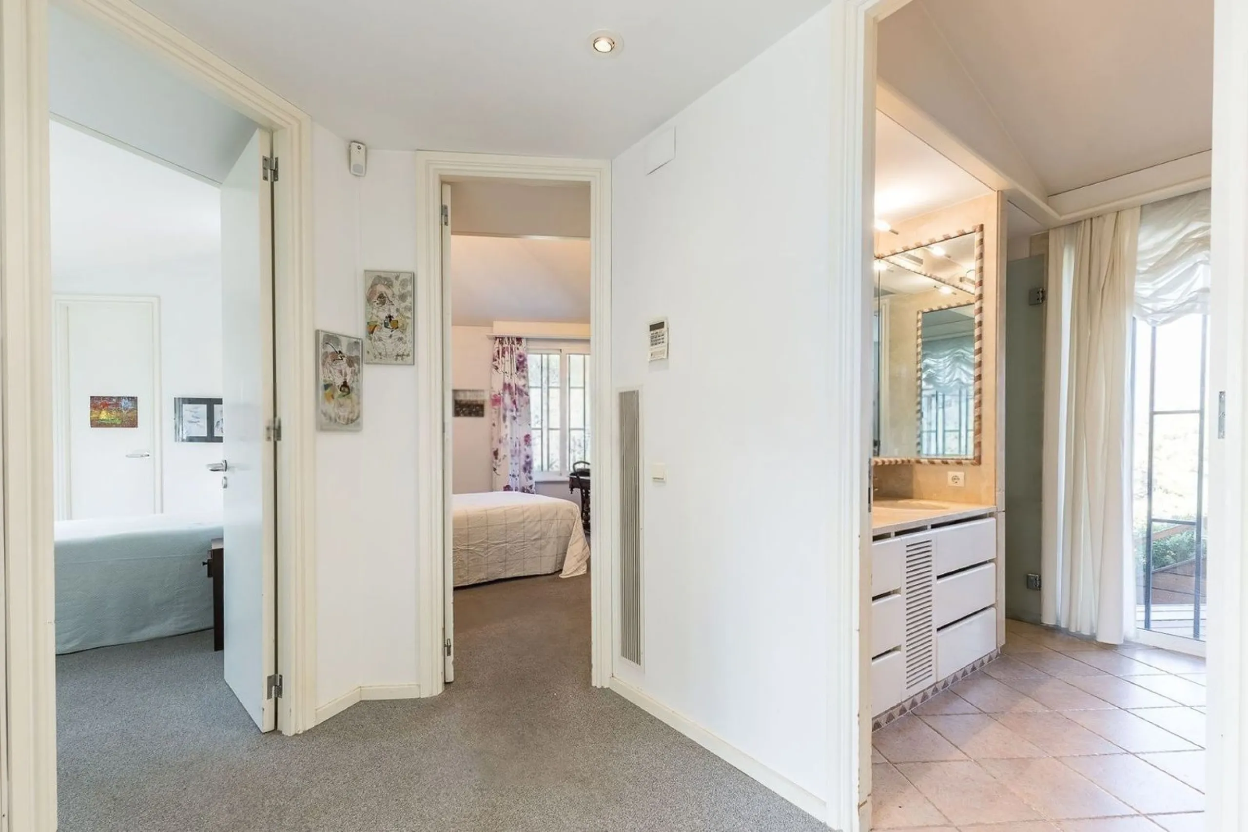 Villa elegante y privada con vistas al mar en entorno exclusivo en Castelldefels