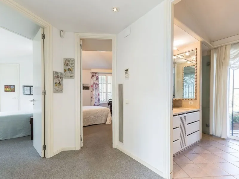 Villa elegante y privada con vistas al mar en entorno exclusivo en Castelldefels