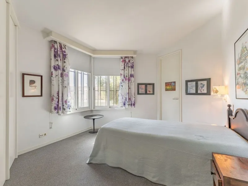 Villa elegante y privada con vistas al mar en entorno exclusivo en Castelldefels