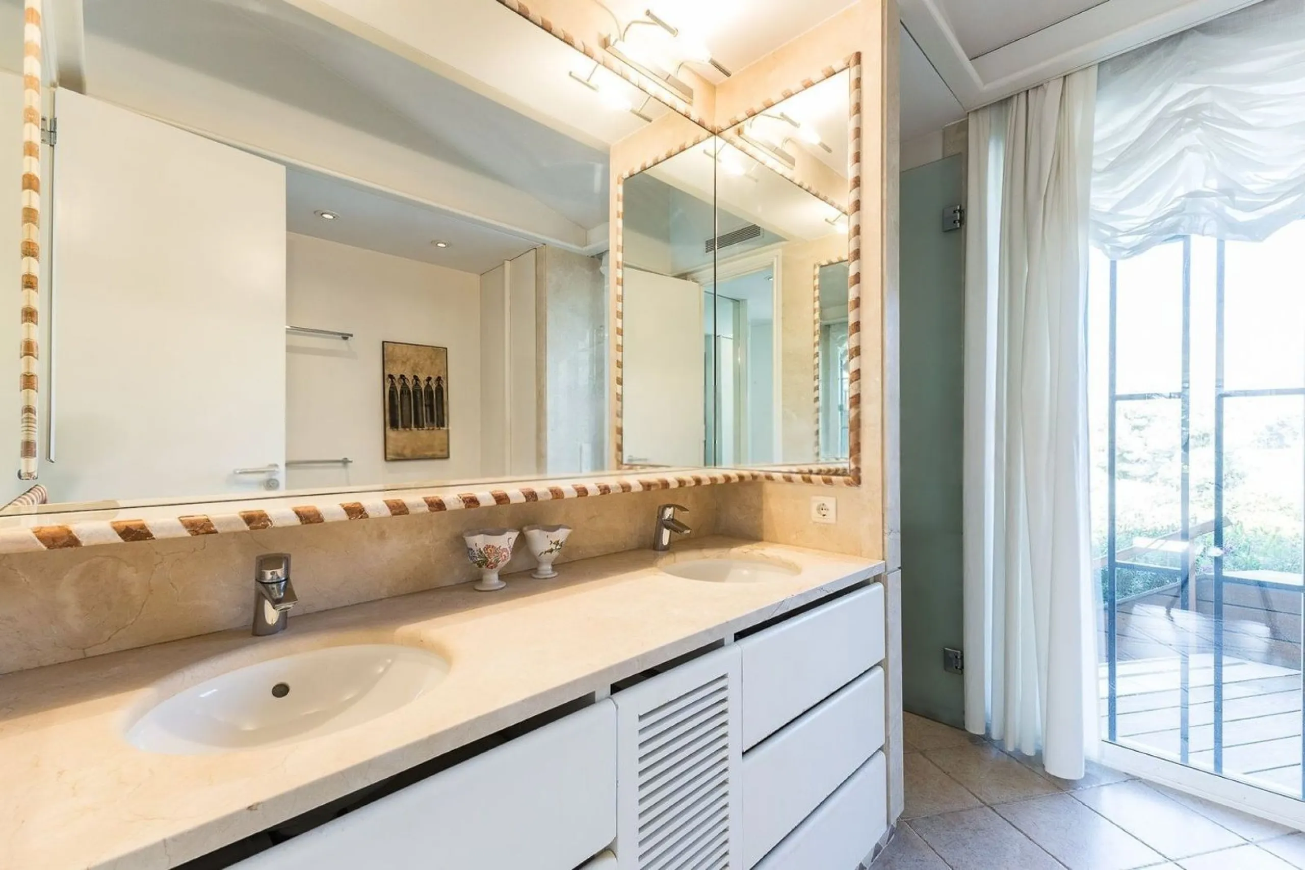 Villa elegante y privada con vistas al mar en entorno exclusivo en Castelldefels
