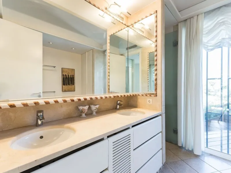 Villa elegante y privada con vistas al mar en entorno exclusivo en Castelldefels