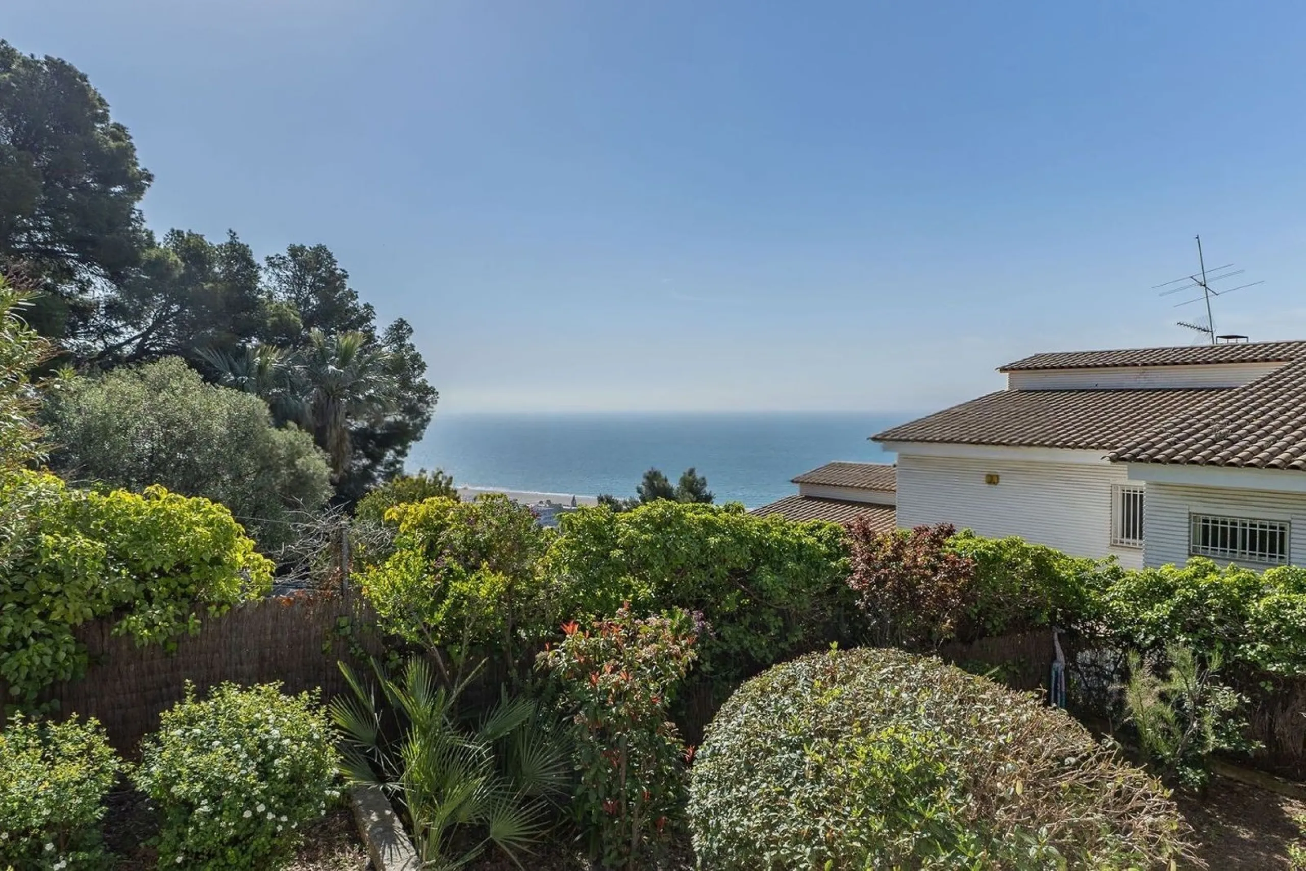 Villa elegante y privada con vistas al mar en entorno exclusivo en Castelldefels