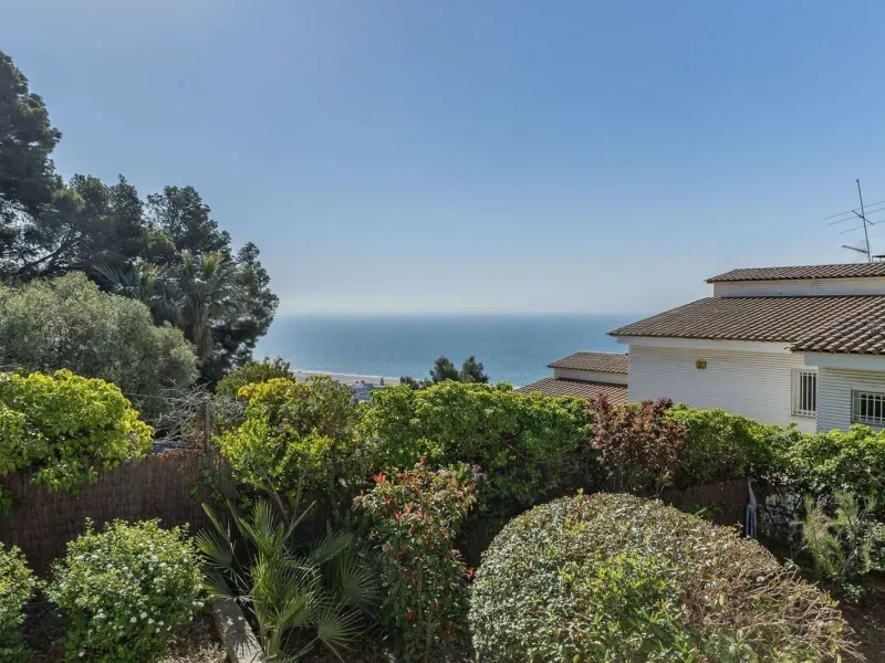 Villa elegante y privada con vistas al mar en entorno exclusivo en Castelldefels