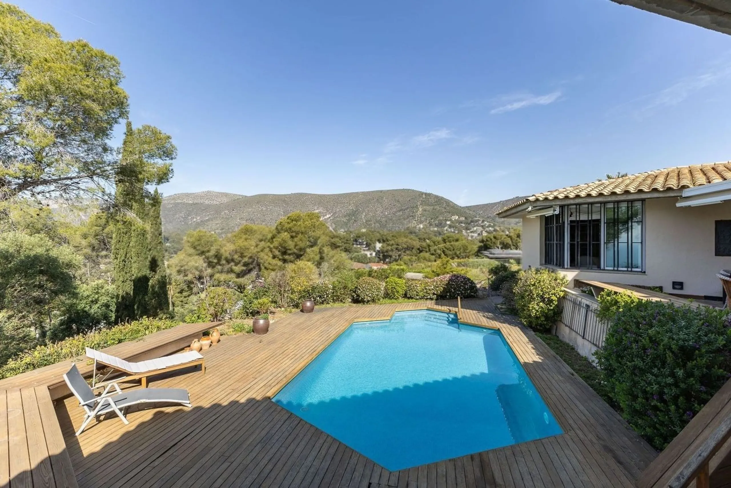 Villa elegante y privada con vistas al mar en entorno exclusivo en Castelldefels