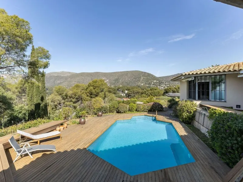 Villa elegante y privada con vistas al mar en entorno exclusivo en Castelldefels
