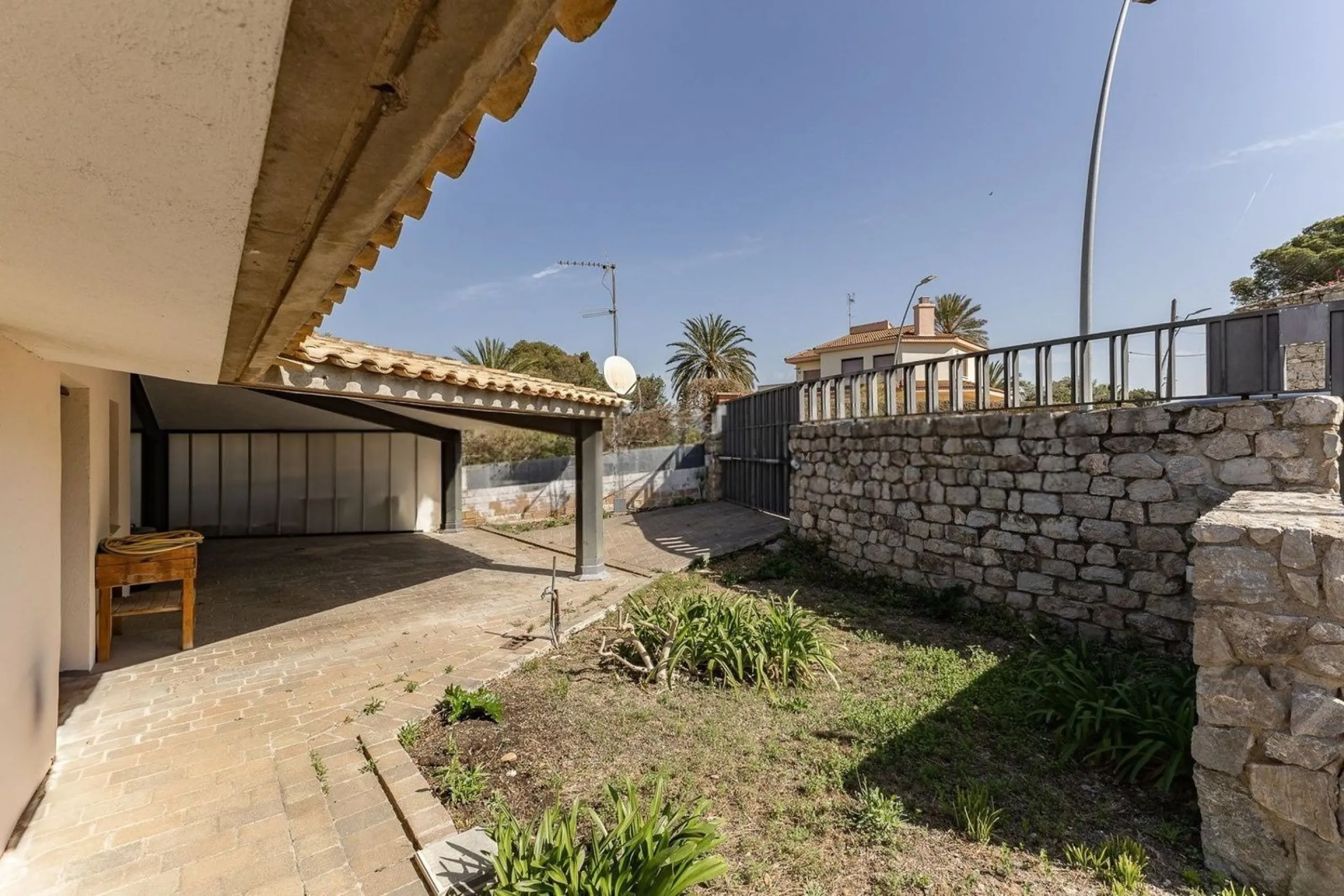 Villa elegante y privada con vistas al mar en entorno exclusivo en Castelldefels