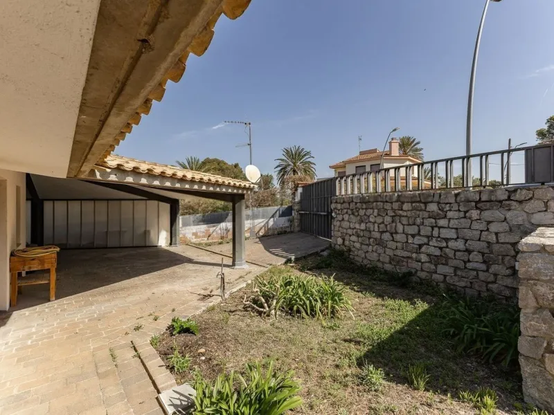 Villa elegante y privada con vistas al mar en entorno exclusivo en Castelldefels