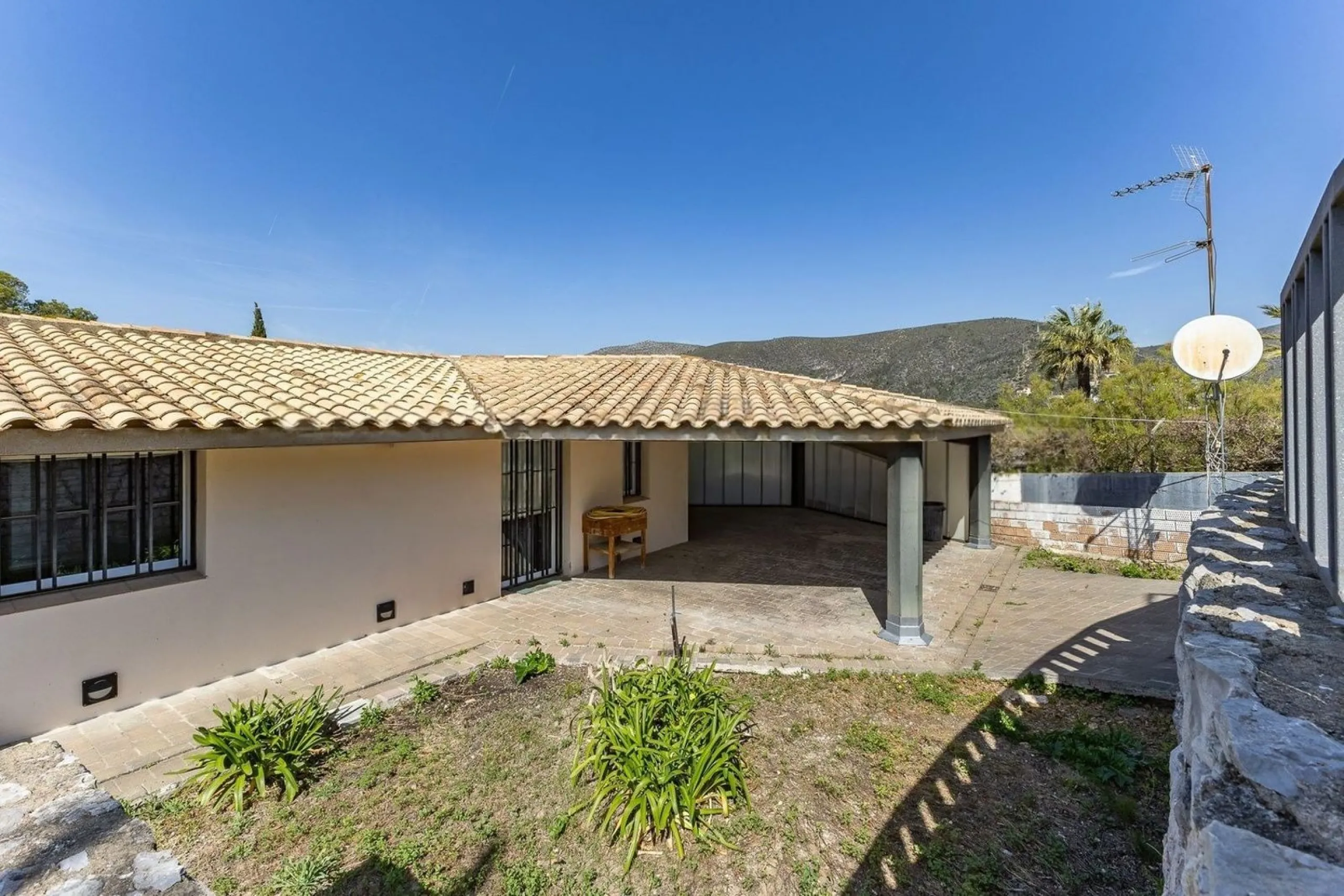 Villa elegante y privada con vistas al mar en entorno exclusivo en Castelldefels
