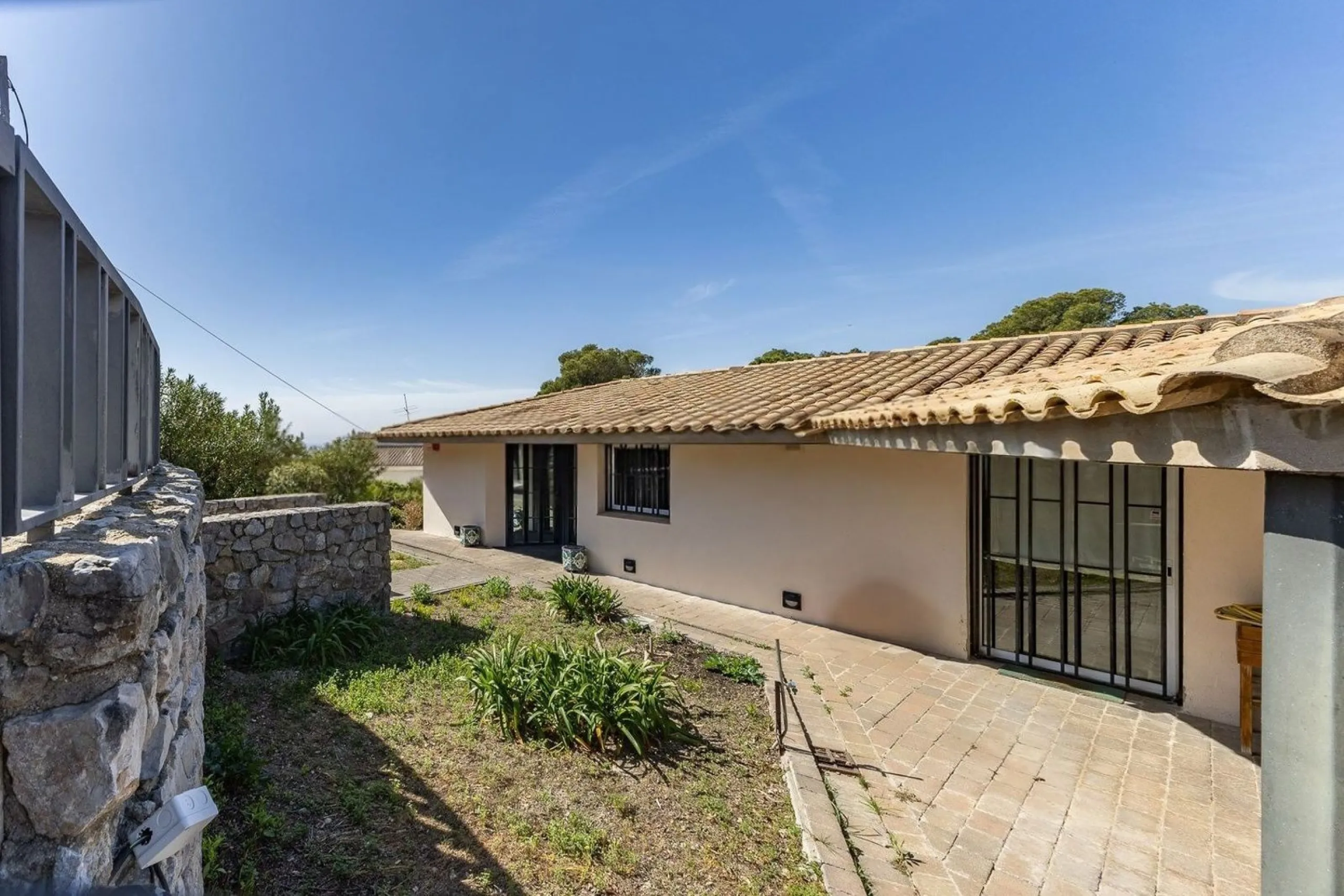 Villa elegante y privada con vistas al mar en entorno exclusivo en Castelldefels