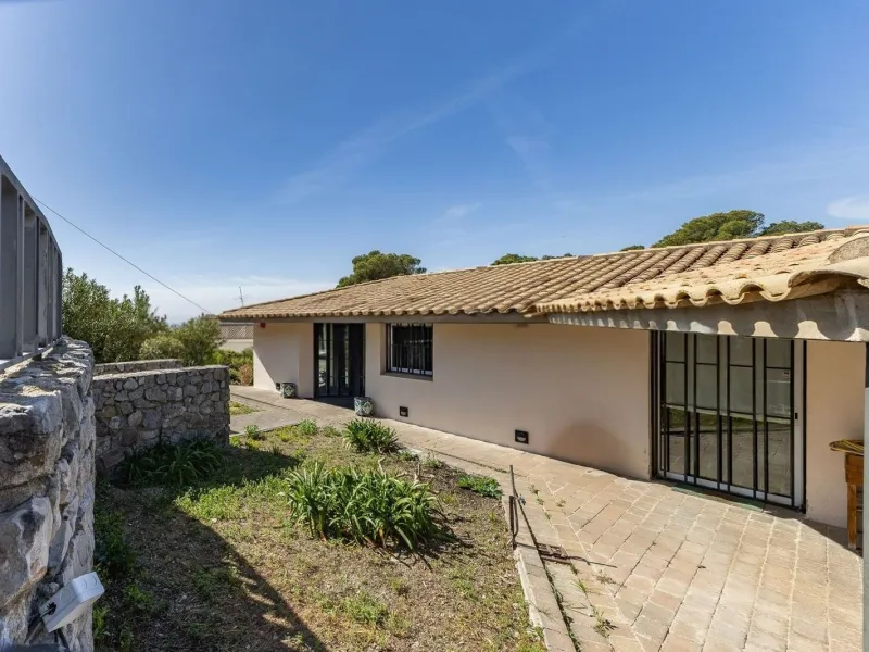 Villa elegante y privada con vistas al mar en entorno exclusivo en Castelldefels