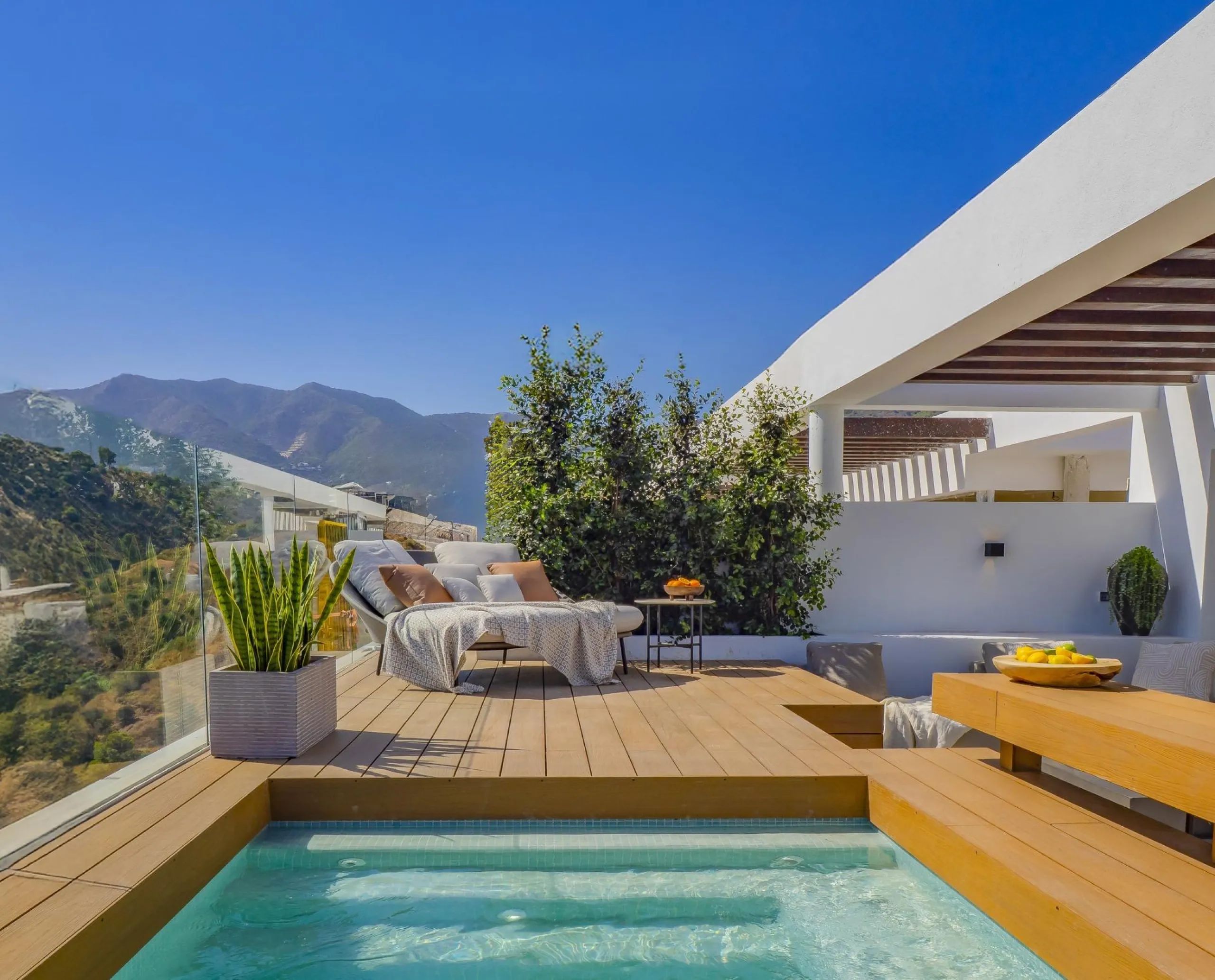 Luxurious New Build Townhouses with Sea Views in El Higuerón, Costa del Sol& & Exclusive 3- and 4-Bedroom Townhouses& & Discover a luxury lifestyle in the newly built 3- and 4-bedroom townhouses at El Higuerón, designed for those seeking high-