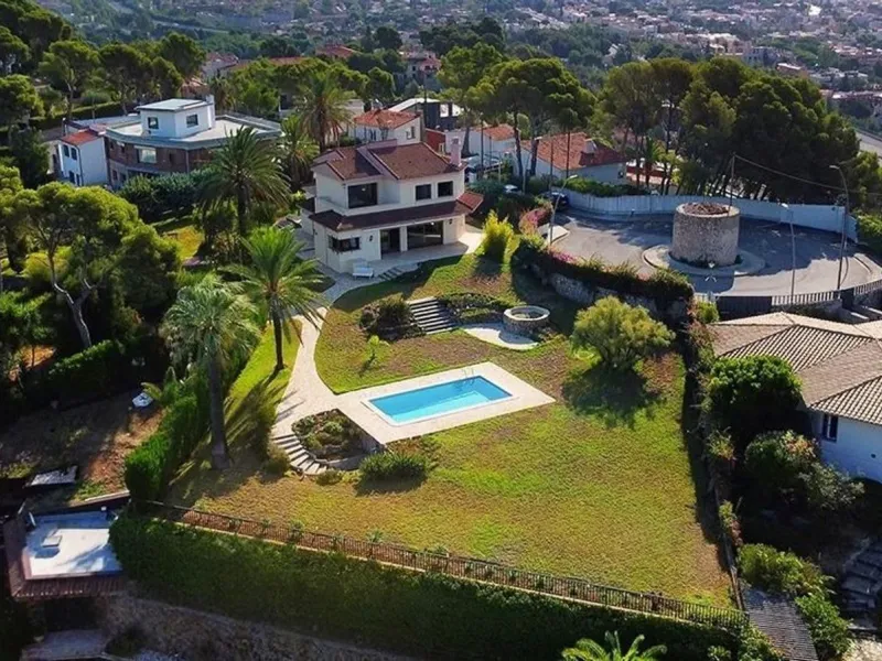 Casa exclusiva y privada con vistas panorámicas en Bellamar, Castelldefels