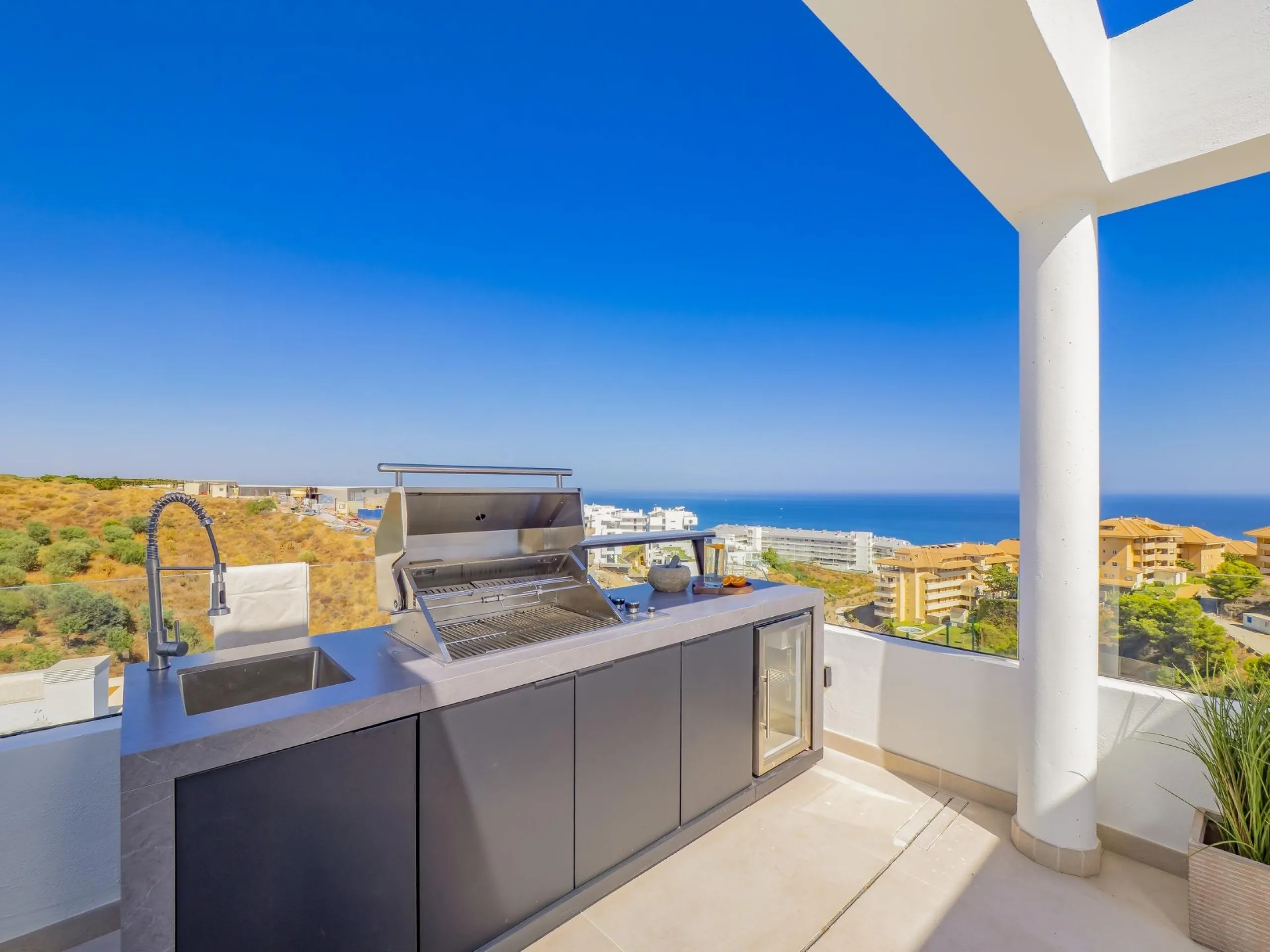 Luxurious New Build Townhouses with Sea Views in El Higuerón, Costa del Sol& & Exclusive 3- and 4-Bedroom Townhouses& & Discover a luxury lifestyle in the newly built 3- and 4-bedroom townhouses at El Higuerón, designed for those seeking high-